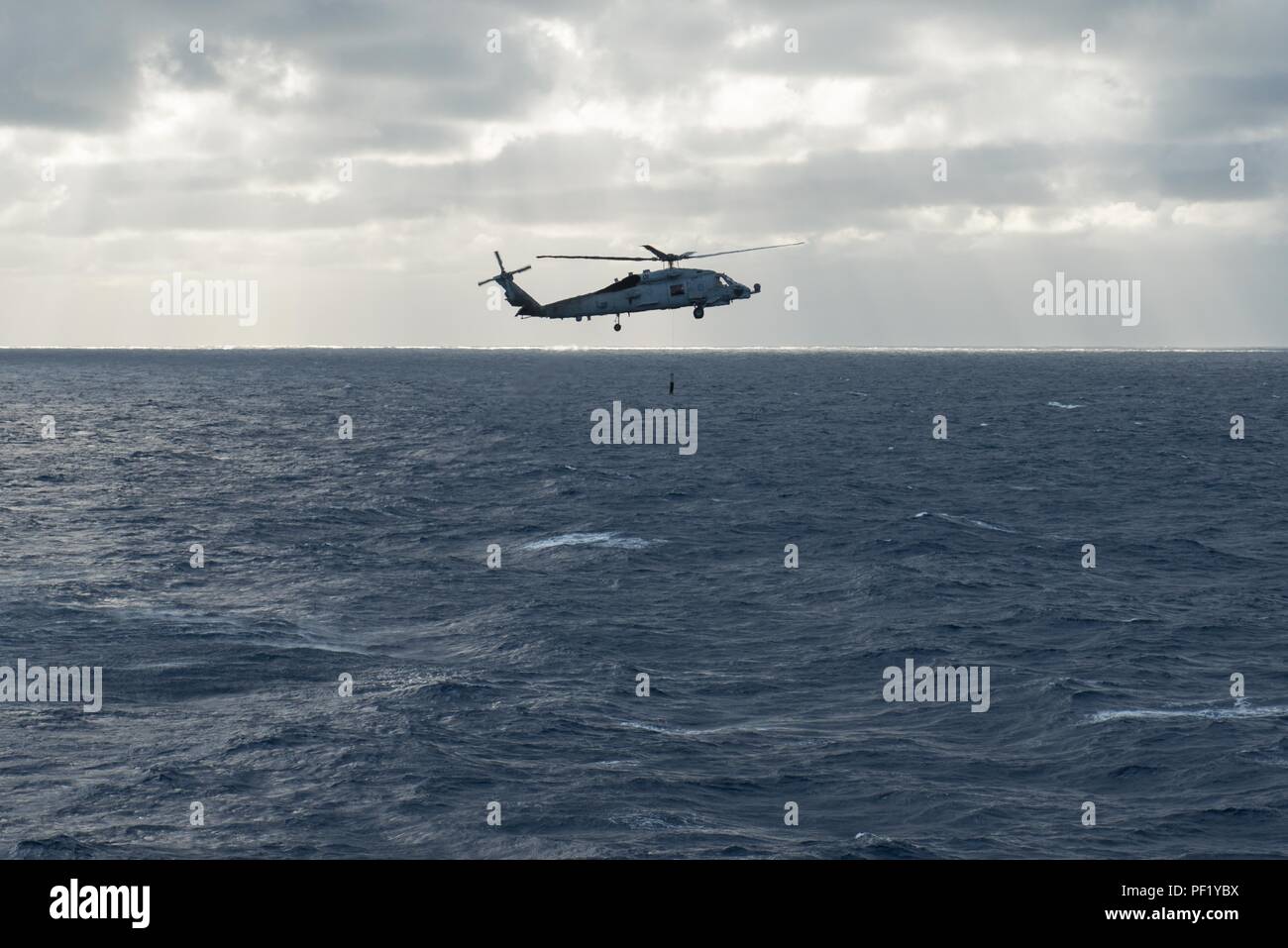 160224-N-BR551-228 Mare delle Filippine (feb. 24, 2016) - Un MH-60R Sea Hawk assegnato ai rapaci di elicottero Maritime Strike Squadron (HSM) 71 si abbassa un sonar di immersione in acqua durante un'aria di dimostrazione di potenza. Fornire una forza di pronto il supporto di sicurezza e stabilità nella Indo-Asia-pacifico, USS John C. Stennis CVN (74) è operativo come parte del grande parco verde su un pianificate regolarmente 7 Distribuzione flotta. (U.S. Foto di Marina di Massa Specialista comunicazione marinaio Rayburn Dakota / rilasciato) Foto Stock