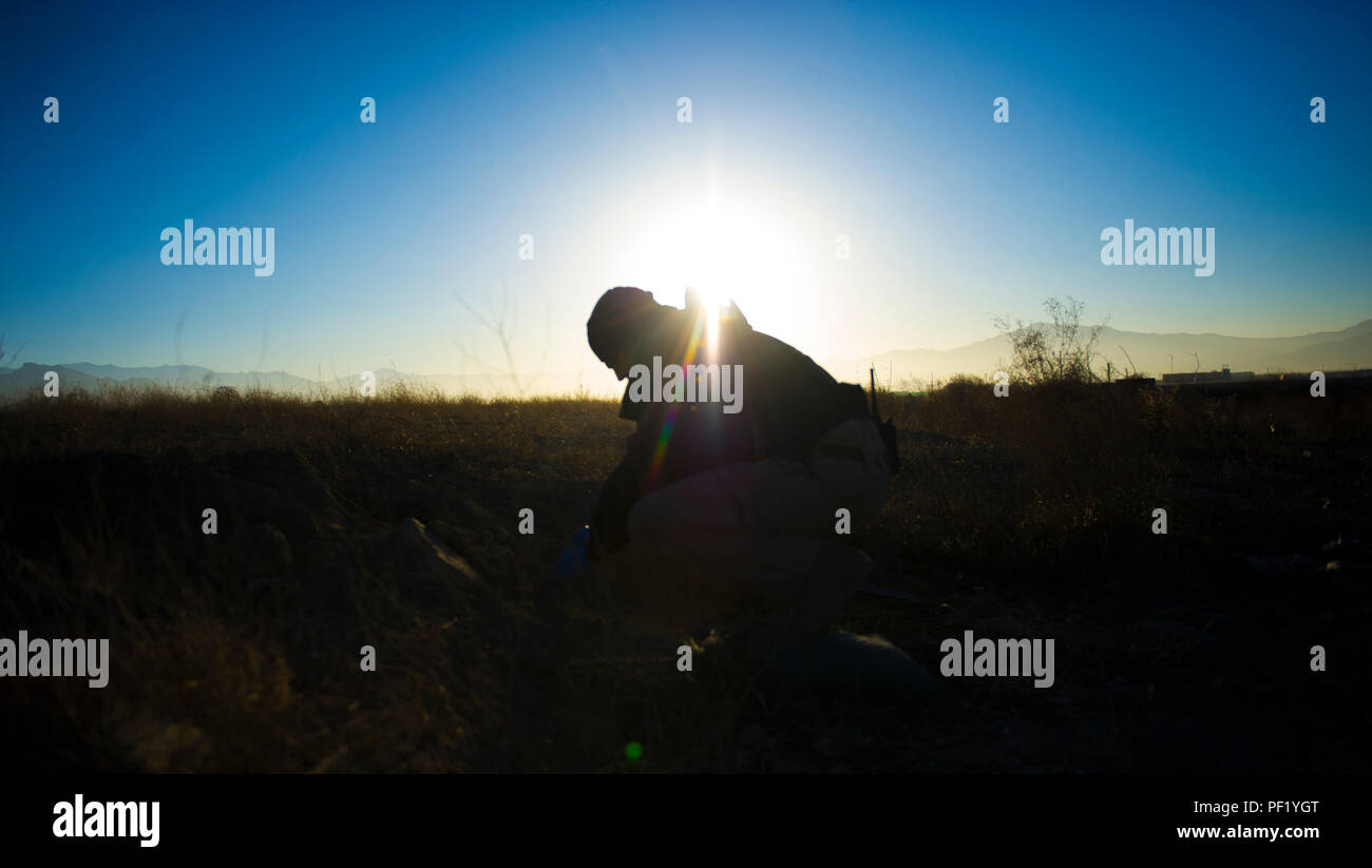 Scott Stopak, un biologo della fauna selvatica dal Reparto di Stati Uniti dell'Agriculture-Wildlife Servizi, imposta una trappola di mettere piede in prossimità della linea di volo a Bagram Air Field, Afghanistan, Feb 24, 2016. Stopak è con il 455th aria ala Expeditionary Ufficio Sicurezza e lavora giorno e notte per garantire che gli animali di vari tipi non ostacolare le operazioni di volo all'aeroporto. (U.S. Air Force foto di Capt. Bryan Bouchard) Foto Stock