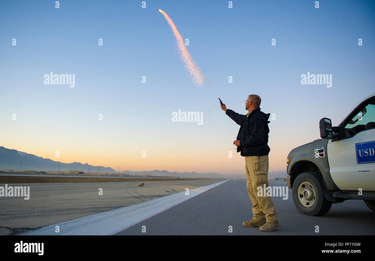 La fauna selvatica biologo Scott Stopak, dal Reparto di Stati Uniti dell'Agriculture-Wildlife Servizi, spara un dissipatore pirotecnici sulla linea di volo a Bagram Air Field, Afghanistan, Feb 24, 2016. Stopak è con il 455th aria ala Expeditionary Ufficio Sicurezza e lavora giorno e notte per garantire che gli animali di vari tipi non ostacolare le operazioni di volo all'aeroporto. (U.S. Air Force foto di Capt. Bryan Bouchard) Foto Stock