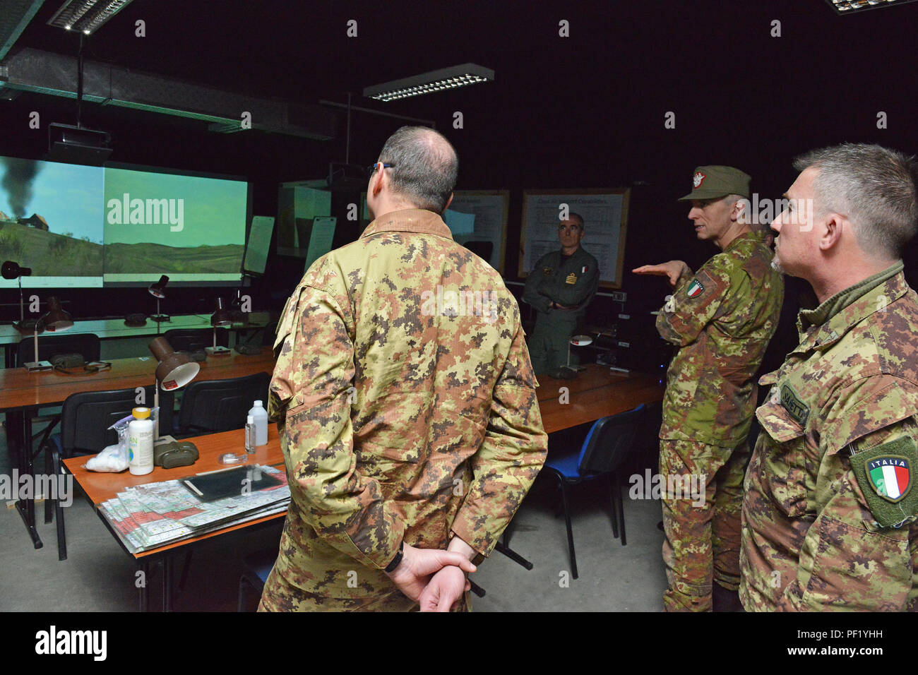 James V. Matheson, Chief, U.S. Esercito di Formazione Regionale Divisione di Assistenza, mostra la chiamata per incendio Trainer system (principale) per l'Esercito Italiano Brig. Gen. Michele Risi, multinazionale di forze terrestri "Julia" Brigata Alpina Commander e la sua brigata personale, durante il tour in Sud RTSD in Caserma Ederle, Vicenza, Italia, 24 febbraio 2016. L'esercito italiano visita U.S. RTSD esercito sud al fine di migliorare per le relazioni bilaterali e per espandere i livelli di cooperazione e la capacità del personale coinvolto nelle operazioni congiunte. (Foto di Visual Information Specialist Paolo Bovo/rilasciato) Foto Stock