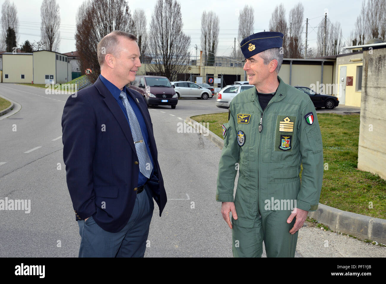 James V. Matheson, Chief, U.S. Esercito di Formazione Regionale Divisione di Assistenza (sinistra), parla con Col. Marco Francesconi, forza aerea italiana, Liaison Officer a "Julia" Brigata (destra), tour del Sud RTSD in Caserma Ederle, Vicenza, Italia, 24 febbraio 2016. L'esercito italiano visita U.S. RTSD esercito sud al fine di migliorare per le relazioni bilaterali e per espandere i livelli di cooperazione e la capacità del personale coinvolto nelle operazioni congiunte. (Foto di Visual Information Specialist Paolo Bovo/rilasciato) Foto Stock