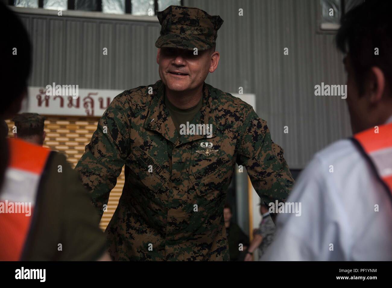 Stati Uniti Marine Corps Brigadiere Generale Russell A. Sanborn, comandante generale, primo velivolo Marina Wing parla con i membri del consolato giapponese come essi conducono una non belligeranza operazione di evacuazione dimostrazione durante il Cobra Gold 16 a Utapao, Thailandia, Feb 17, 2016. CG16 è una multinazionale esercizio di formazione sviluppati per rafforzare la sicurezza e l'interoperabilità tra il Regno di Thailandia, gli Stati Uniti e altre nazioni partecipanti. (Foto di GySgt Ismael Peña/rilasciato) Foto Stock