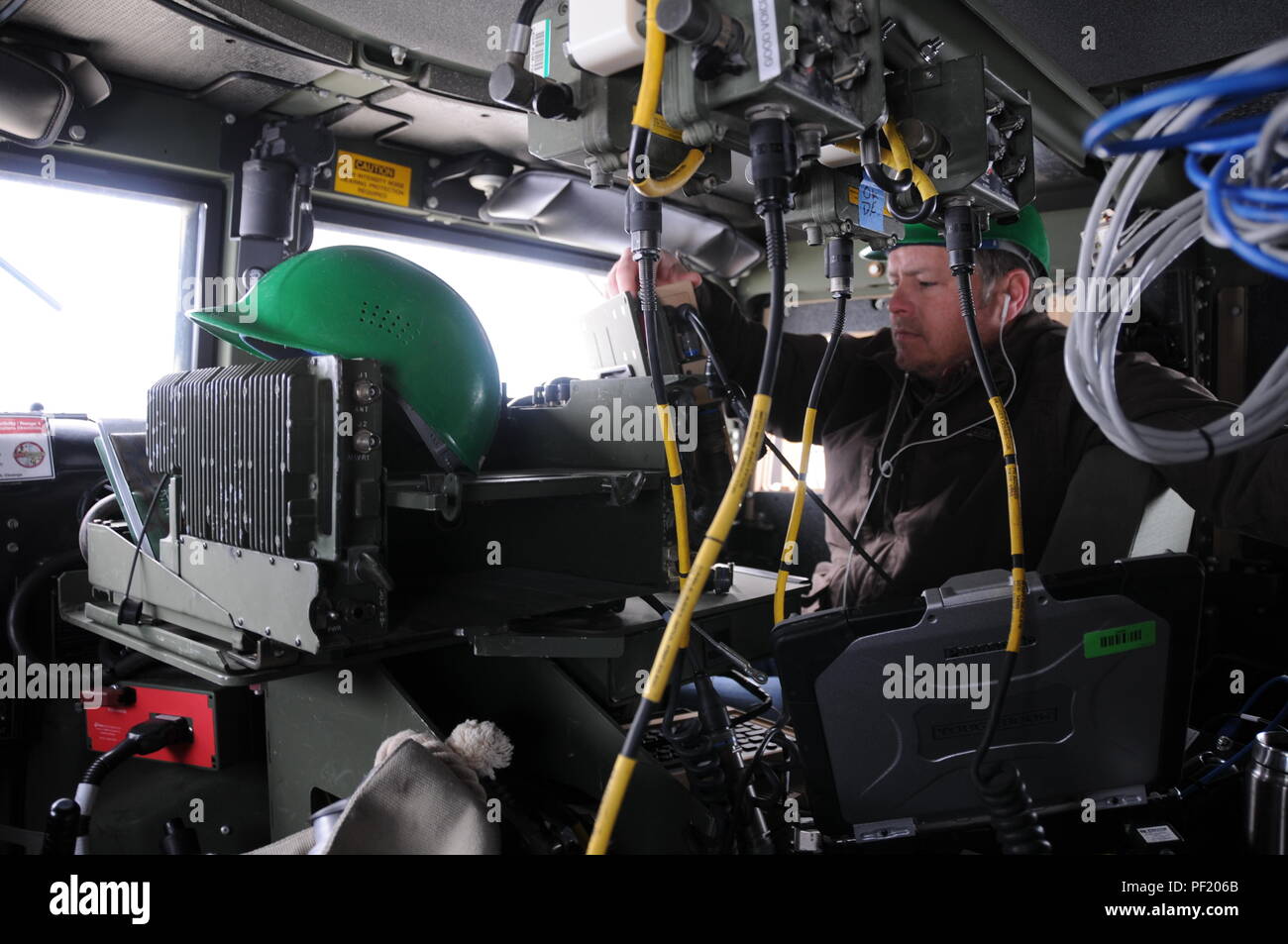 Funzionamento forza Blu Tracker (BFT-1 e BFT-2) da terra e veicoli di aviazione, gli ingegneri di sistema condotta un canale di condivisione di mobilità aerea prova di funzionamento al Communications-Electronics la ricerca e lo sviluppo e il centro di ingegneria (CERDEC) esercito struttura aerea "appendere" 5 situato in corrispondenza della giunzione baseGuire-Dix Mc-Lakehurst, N.J. il gen. Trasmettere da BFT-1 e BTF-2 ricetrasmettitori di aviazione sotto i rotori di uh-60M (Blackhawk), gli ingegneri di sistema i dati raccolti tra cui rapporti di posizione. La valutazione del canale è destinato a fornire più completa dei dati sulle prestazioni di un mobile Foto Stock