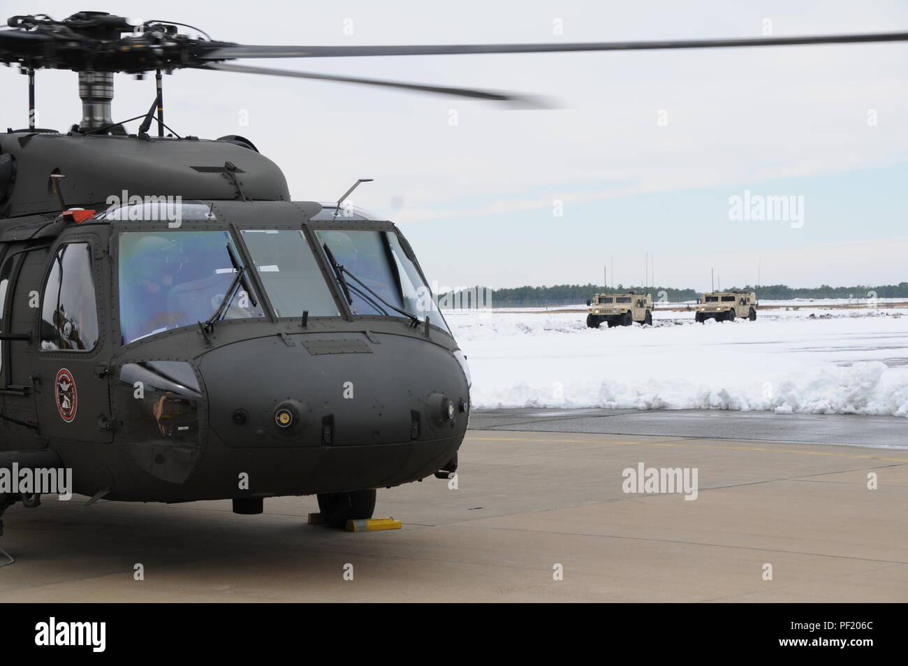 Funzionamento forza Blu Tracker (BFT-1 e BFT-2) da terra e veicoli di aviazione, gli ingegneri di sistema condotta un canale di condivisione di mobilità aerea prova di funzionamento al Communications-Electronics la ricerca e lo sviluppo e il centro di ingegneria (CERDEC) esercito struttura aerea "appendere" 5 situato in corrispondenza della giunzione baseGuire-Dix Mc-Lakehurst, N.J. il gen. Trasmettere da BFT-1 e BTF-2 ricetrasmettitori di aviazione sotto i rotori di uh-60M (Blackhawk), gli ingegneri di sistema i dati raccolti tra cui rapporti di posizione. La valutazione del canale è destinato a fornire più completa dei dati sulle prestazioni di un mobile Foto Stock