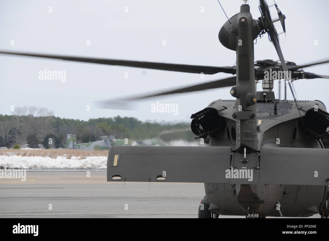 Funzionamento forza Blu Tracker (BFT-1 e BFT-2) da terra e veicoli di aviazione, gli ingegneri di sistema condotta un canale di condivisione di mobilità aerea prova di funzionamento al Communications-Electronics la ricerca e lo sviluppo e il centro di ingegneria (CERDEC) esercito struttura aerea "appendere" 5 situato in corrispondenza della giunzione baseGuire-Dix Mc-Lakehurst, N.J. il gen. Trasmettere da BFT-1 e BTF-2 ricetrasmettitori di aviazione sotto i rotori di uh-60M (Blackhawk), gli ingegneri di sistema i dati raccolti tra cui rapporti di posizione. La valutazione del canale è destinato a fornire più completa dei dati sulle prestazioni di un mobile Foto Stock