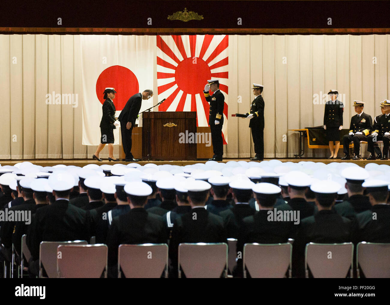 160224-N-ED185-256 le attività della flotta Yokosuka, Giappone (feb. 24, 2016) Ichiro Kawano, Kawasaki Heavy Industries, archi e Vice Adm. Seiichi domain, commander, flotta Submarine Force (Japan Maritime Self Defence Force), saluta durante la celebrazione del centesimo anniversario del sommergibile operazioni in Giappone. Gli Stati Uniti -Giappone alliance è profondamente radicata nella fiducia reciproca, con amicizia, il sostegno e la cooperazione ed è stato il fondamento della pace e della sicurezza nel Indo-Asia-pacifico e oltre. (U.S. Foto di Marina di Massa lo specialista di comunicazione 2a classe Brian G. Reynolds/rilasciato) Foto Stock