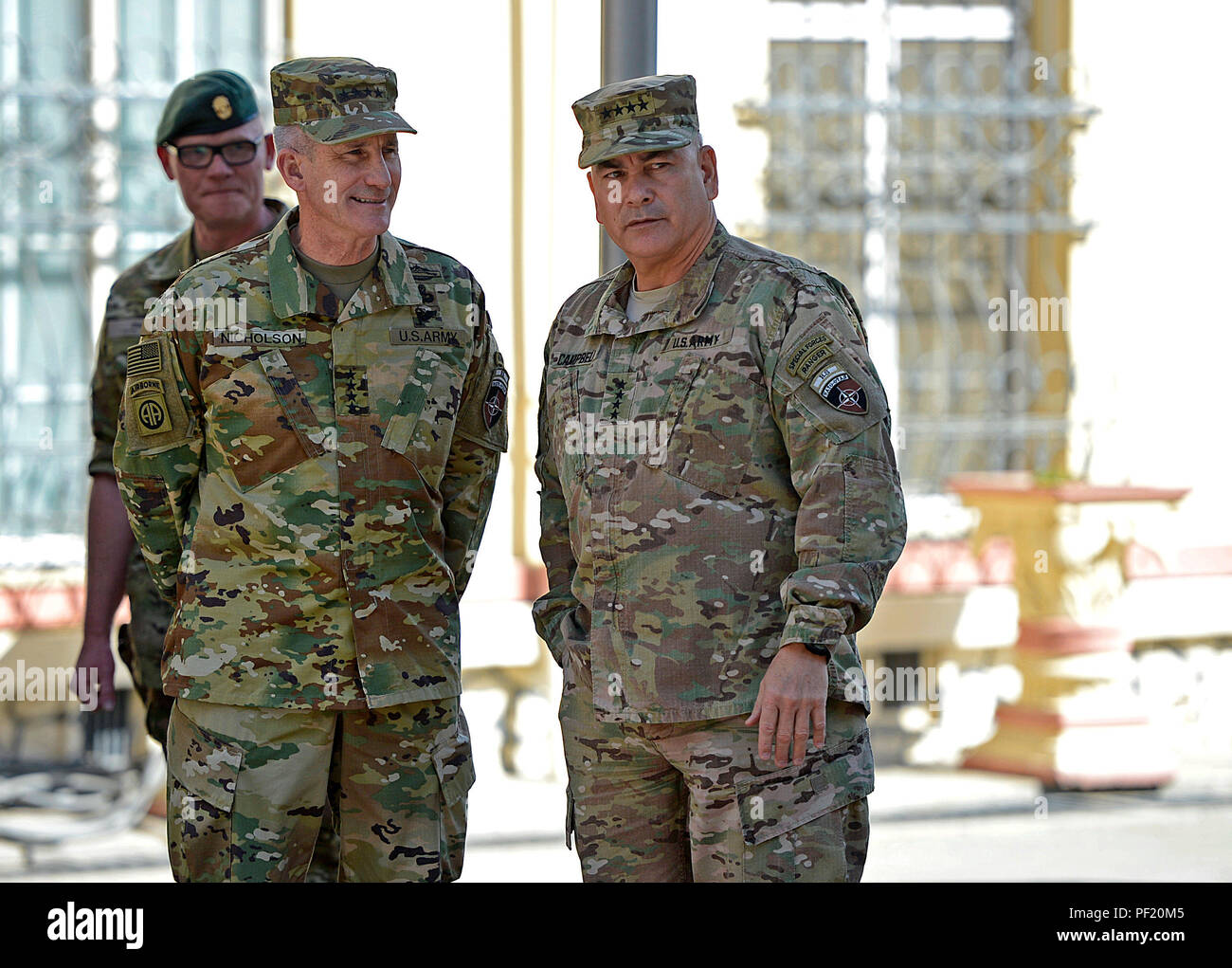 Gen. John Campbell e gen. John Nicholson incontro presso il settimanale memoriale di servizio presso il Camp sostegno deciso a Kabul, Afghanistan. Foto Stock