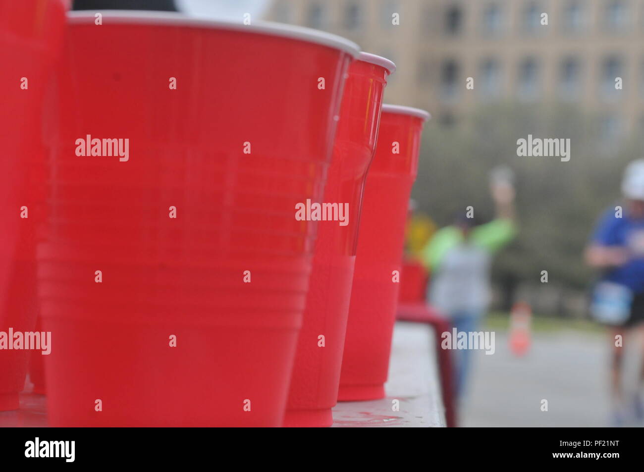 I concorrenti la gara contro il tempo sfidando se stessi e ogni altro durante l'Alamo eseguire Fest Feb. 21 a San Antonio. I partecipanti ha iniziato al Alamodome e ha fatto il loro modo attraverso il centro cittadino di San Antonio e Fort Sam Houston prima di finire di nuovo all'interno della cupola. Centinaia di volontariato dei membri e le famiglie supportate le guide come hanno fatto il loro modo attraverso Fort Sam Houston, offrendo loro bevande, spuntini e incoraggiamento lungo il percorso. (U.S. Esercito Foto di Sgt. Aaron Ellerman, 204th Affari pubblici Distacco/rilasciato) Foto Stock