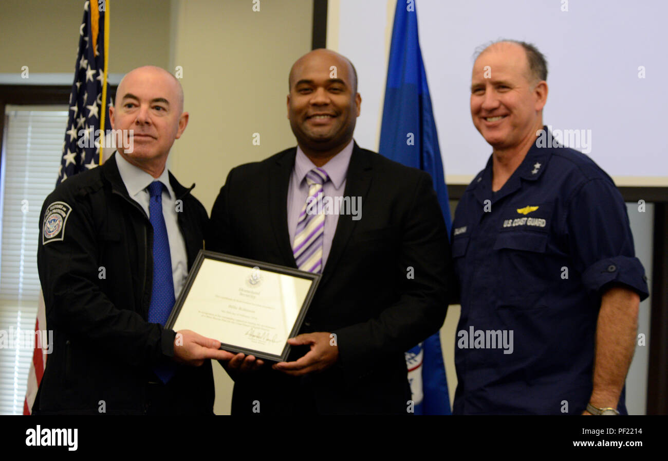 Il vice Segretario di Homeland Security Alejandro Mayorkas e Adm posteriore. David R. Callahan, commander, Coast Guard District 8, riconoscere Billy Robinson, un dipendente civile con la guardia costiera, per il suo eccellente servizio di guardacoste Alla Customs House a New Orleans. Vice Segretario Mayorkas riconosciuto a un membro di ciascun ramo di DHS durante il suo municipio incontro a New Orleans. (U.S. Coast Guard foto di Sottufficiali Lora Ratliff) Foto Stock