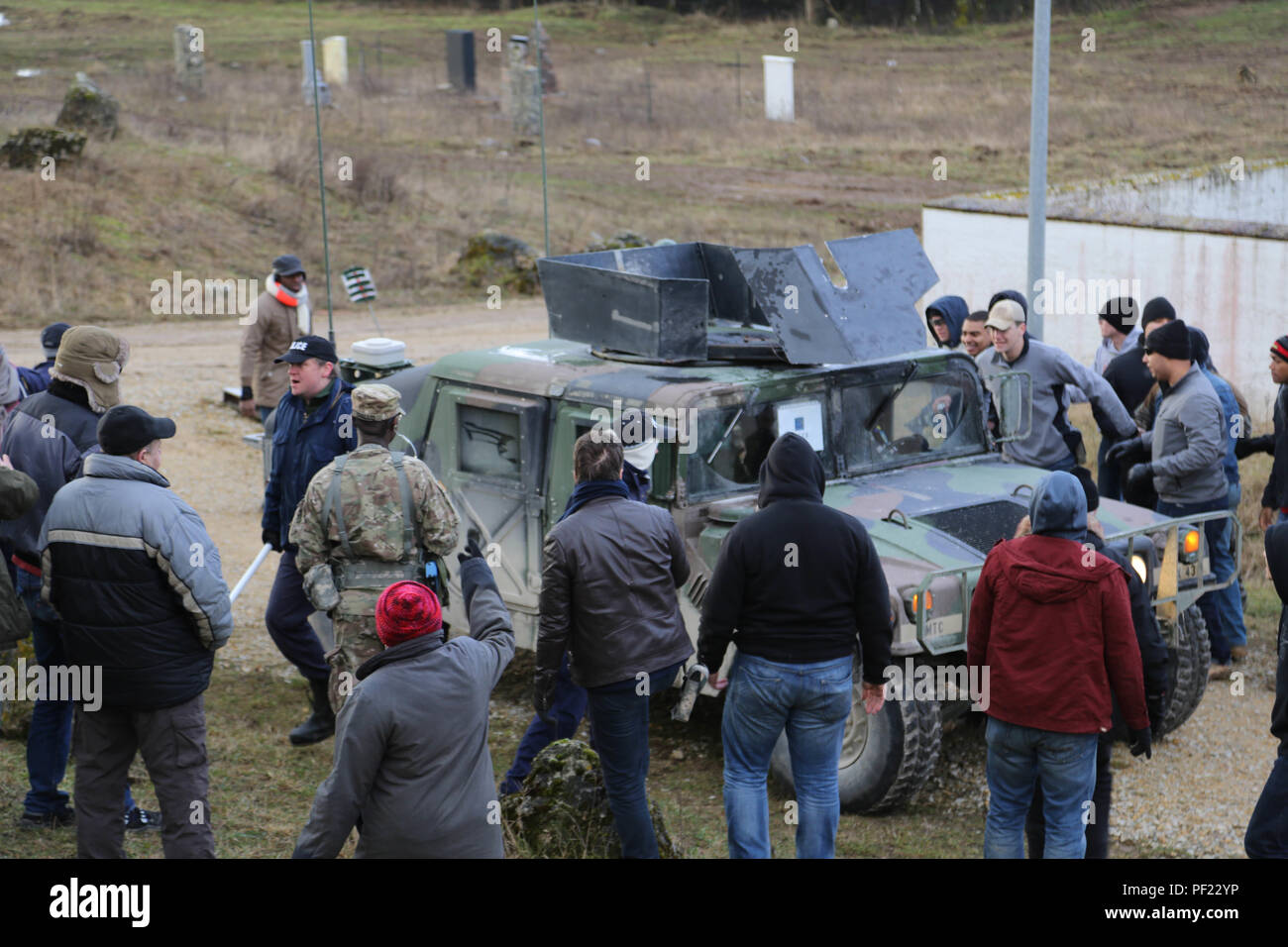 Soldati rumeni del 265Polizia Militare Battaglione tentare di lasciare una città in un Humvee durante la conduzione di un prigioniero simulato di estrazione durante l'esercizio di una forza per il Kosovo (KFOR) Missione prove generali di esercizio (MRE) al giunto multinazionale Centro Readiness in Hohenfels, Germania, Feb 24, 2016. La KFOR MRE 21 è basato sull'attuale ambiente operativo ed è progettato per preparare l'unità per il sostegno della pace e della stabilità e le operazioni di emergenza in Kosovo a sostegno delle autorità civili per mantenere un ambiente sicuro e protetto. (U.S. Foto dell'esercito da Staff Sgt. Nathaniel Allen/rilasciato) Foto Stock