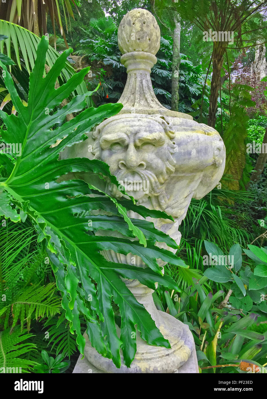 La scultura del paesaggio nel verde giardino filosofico, estate, Sintra, Portogallo Foto Stock