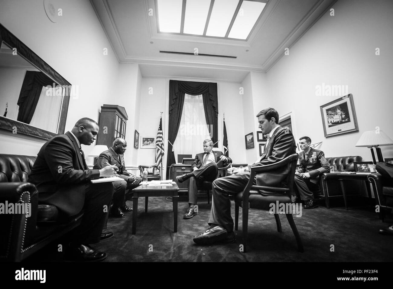 Xviii sergente maggiore dei Marine Corps, Ronald L. verde, parla con i membri della commissione per gli stanziamenti, costruzione militare, U.S. Casa dei Rappresentanti, a Capitol Hill, Washington D.C., Feb 24, 2016. Sgt. Il Mag. Il verde è stato fare preparativi finali prima della sua testimonianza sulla qualità della vita all'interno del Marine Corps. (U.S. Marine Corps foto di Sgt. Melissa Marnell, Ufficio del sergente maggiore dei Marine Corps/rilasciato) Foto Stock