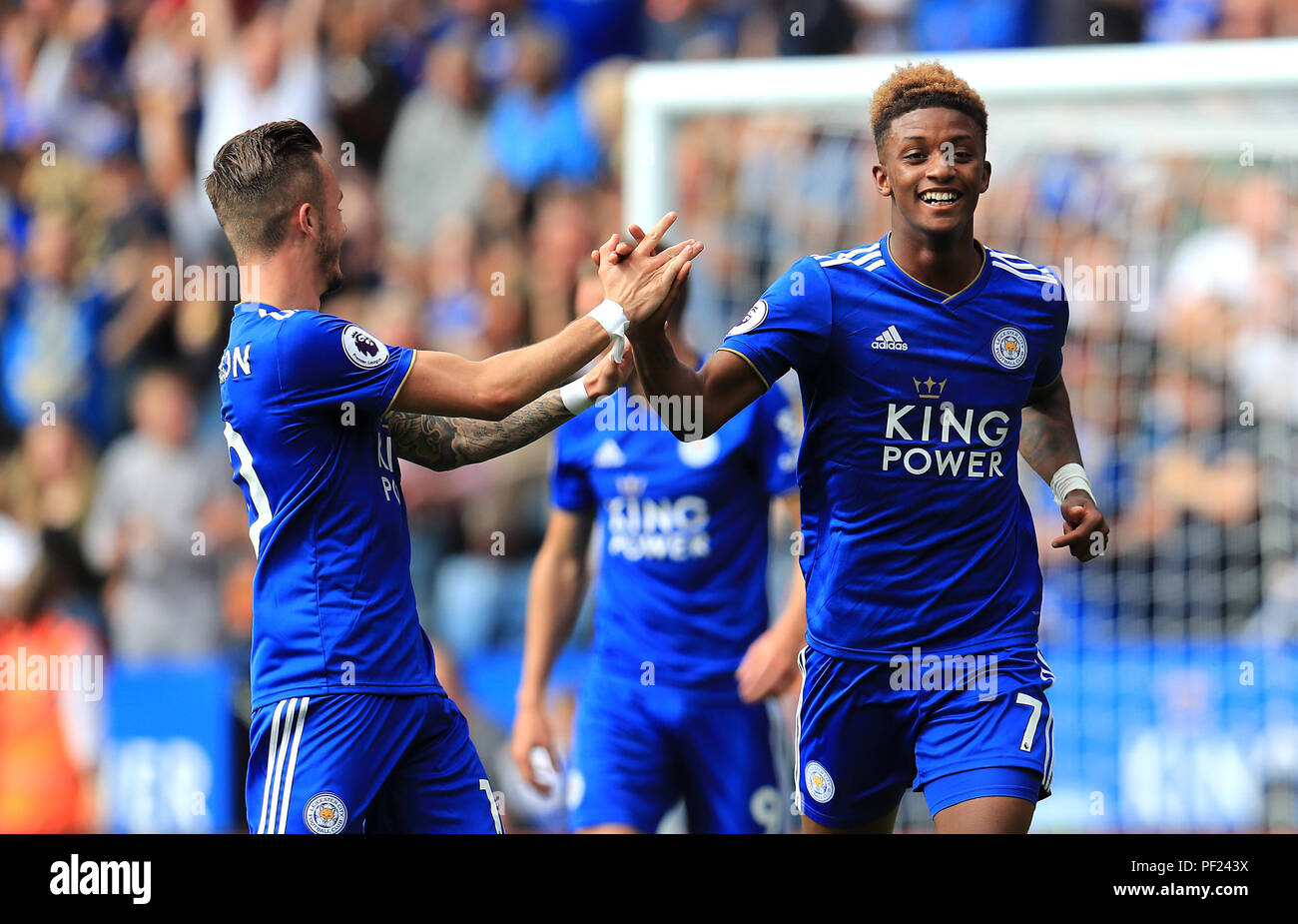 Il Leicester City's Demarai grigio (destra) celebra dopo Wolverhampton Wanderers' Matt Doherty (non raffigurata) punteggi un proprio obiettivo durante il match di Premier League al King Power Stadium, Leicester. Foto Stock