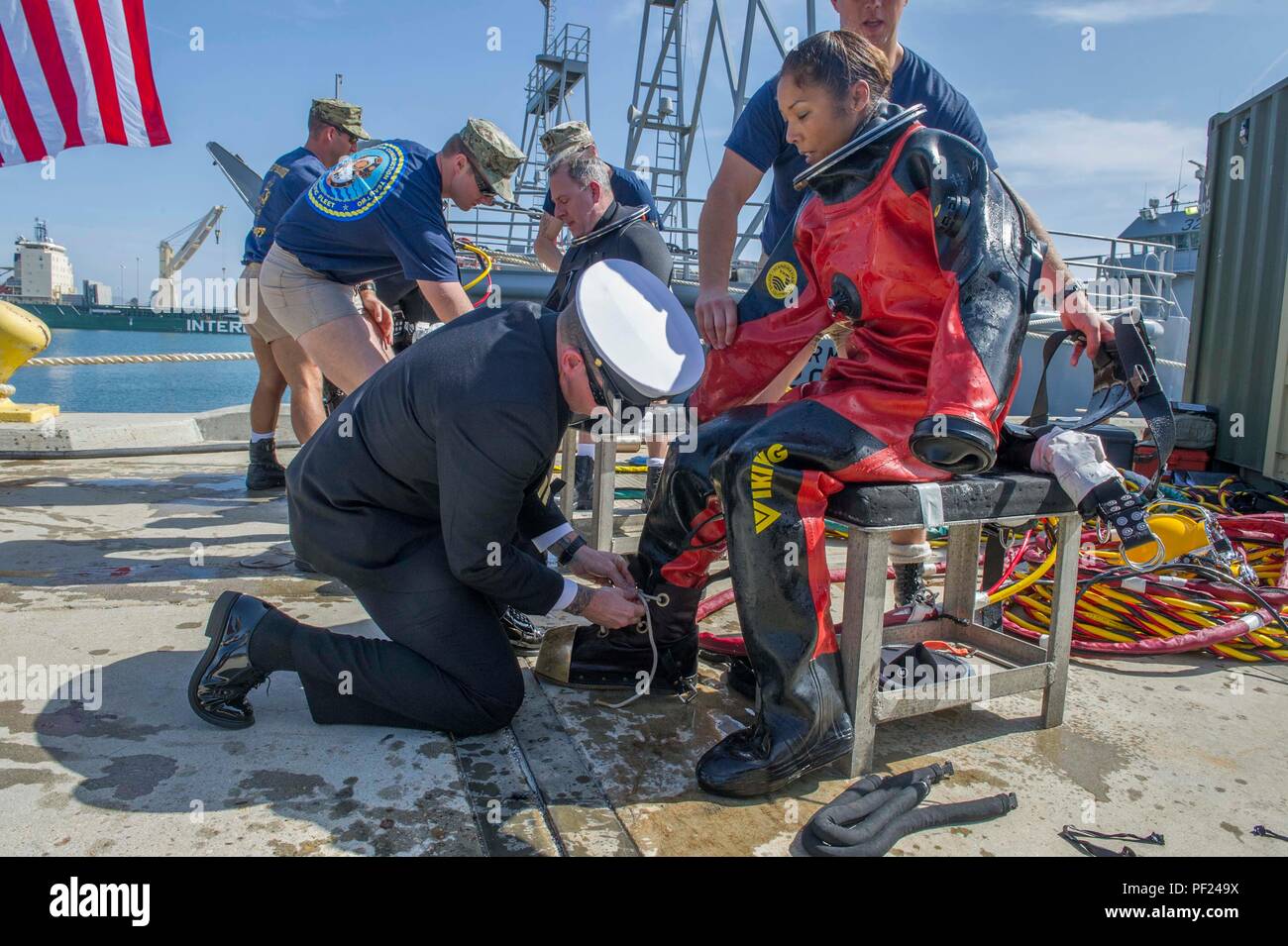 160226-N-HD porta670-001 HUENEME, California (Feb. 26, 2015) - capo meccanico di costruzione Elisia Correa, assegnato alla Naval Facilities Engineering Command, ingegneria e Expeditionary Warfare Center, rimuove il suo dry suit dopo la sua ultima ufficiale dive come Seabee subacqueo, per chiedere il permesso di scendere a terra per l'ultima volta durante la sua cerimonia di pensionamento. Correa in pensione dopo 23 anni di servizio come un Seabee e un subacqueo Seabee. (U.S. Navy foto di Utilitiesman 3rd Class Stephen Sisler/rilasciato) Foto Stock