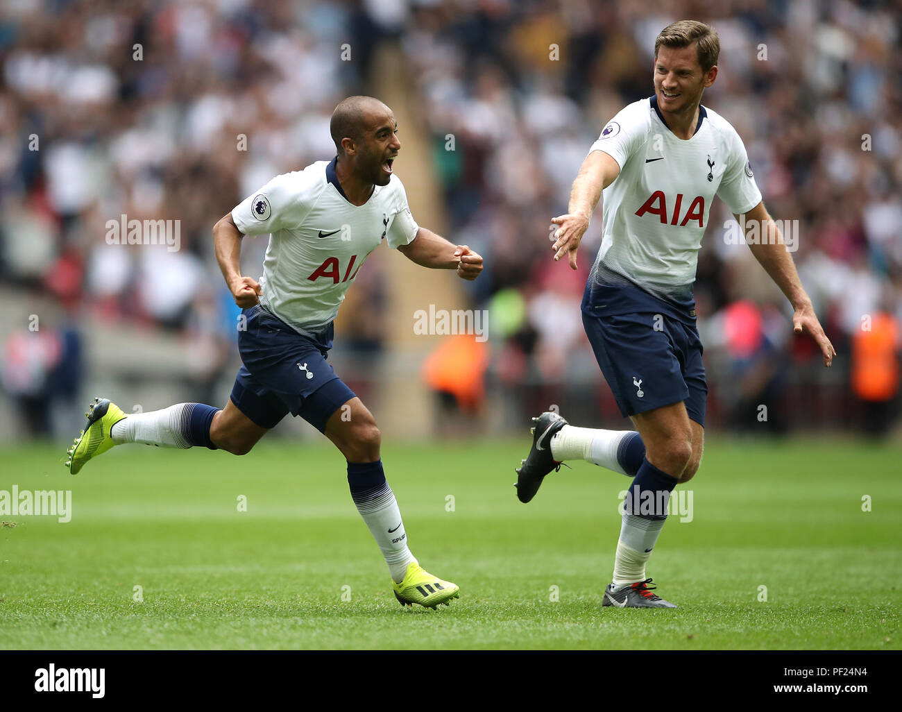 Tottenham Hotspur di Lucas Moura (sinistra) punteggio celebra il suo lato del primo obiettivo del gioco con il compagno di squadra Jan Vertonghen durante il match di Premier League allo Stadio di Wembley, Londra. Foto Stock