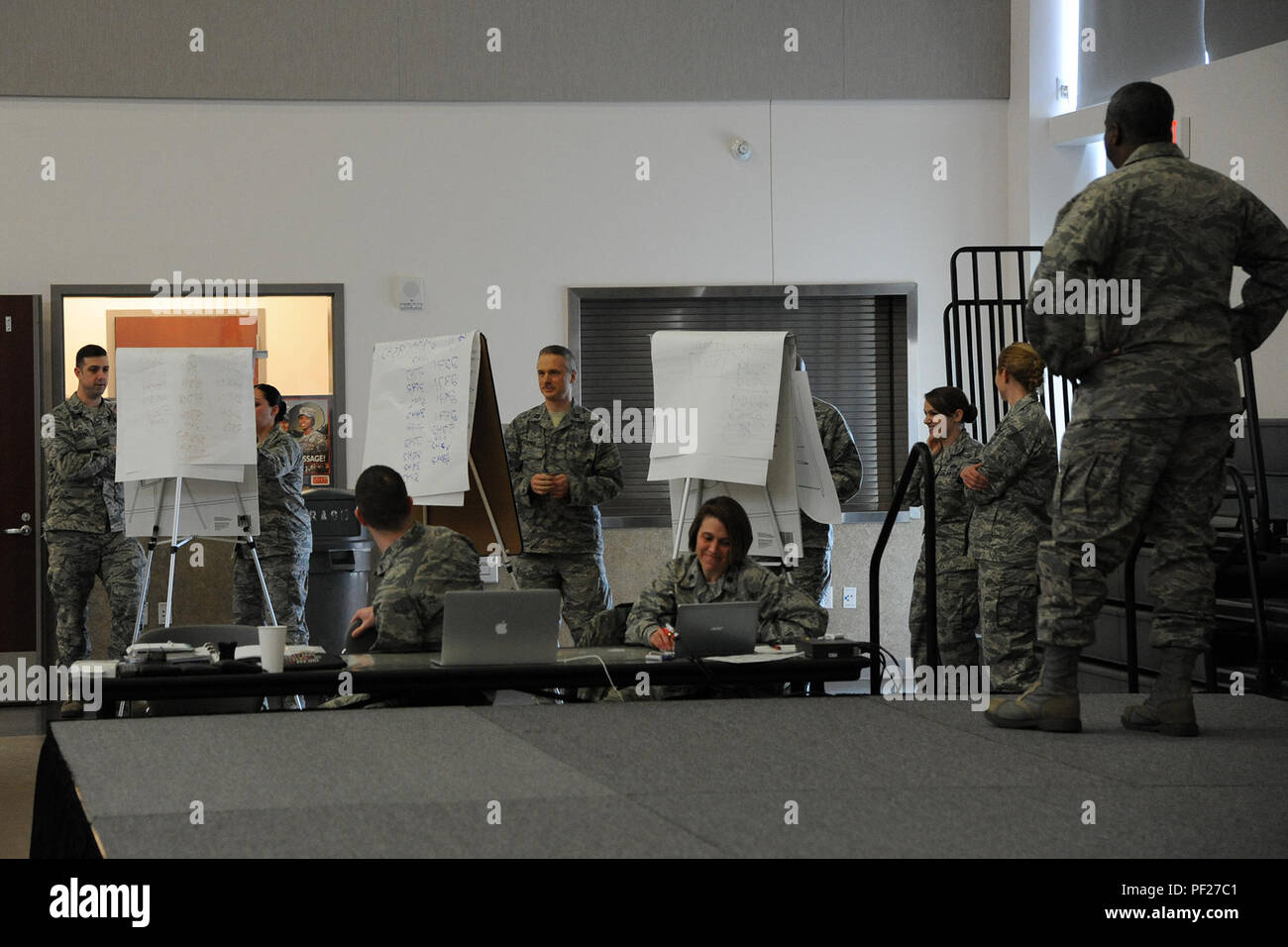 Membri della Air National Guard per applicare le conoscenze che hanno ottenuto nel corso di una due giorni di contemporanea questioni di base (CBI) corso nel round finale di Jeopardy detenute a Camp Withyombe in Clackamas, Ore., Feb. 19-20, 2016. Il corso CBI è insegnato da Air National Guard per giudicare l'avvocato generali e il principale obiettivo è quello di permettere a dei comandanti e dei supervisori a lavorare insieme come una squadra per identificare, analizzare e risolvere i problemi contemporanei leader faccia. (U.S. Air National Guard foto di Master Sgt. Shelly Davison, 142th Fighter Wing Affari pubblici) Foto Stock