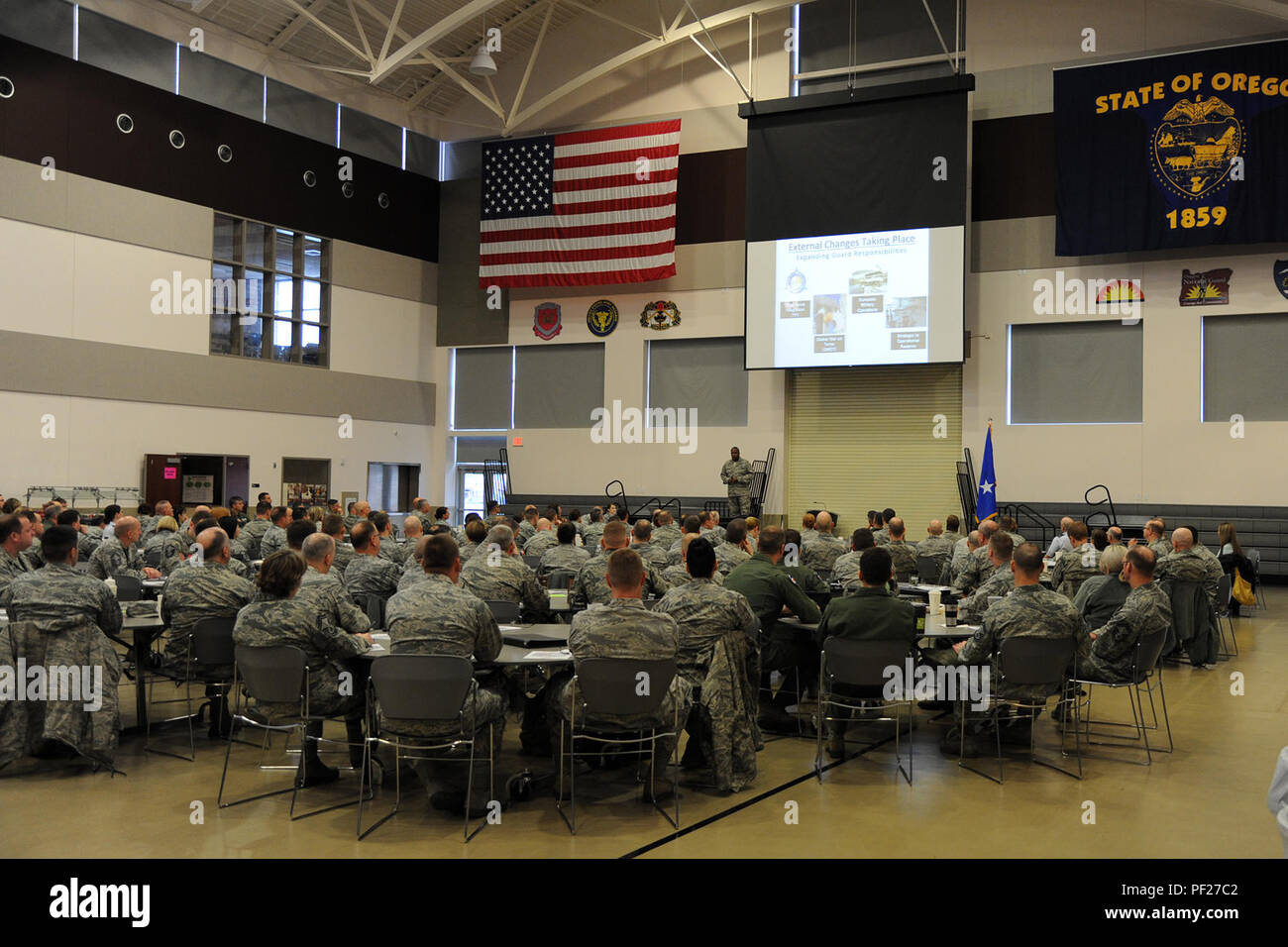 Principali gen. Brian C. Newby, Air National Guard assistente del giudice l'avvocato generale, gli indirizzi dei membri della Air National Guard durante una due giorni di contemporanea questioni di base (CBI) corso tenuto presso il Camp Withycombe in Clackamas, Ore., Feb. 19-20, 2016. Il corso CBI è insegnato da Air National Guard per giudicare l'avvocato generali e il principale obiettivo è quello di permettere a dei comandanti e dei supervisori a lavorare insieme come una squadra per identificare, analizzare e risolvere i problemi contemporanei leader faccia. (U.S. Air National Guard foto di Master Sgt. Shelly Davison, 142th Fighter Wing Affari pubblici) Foto Stock