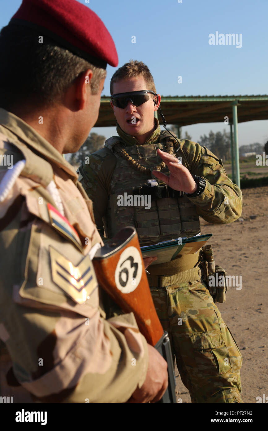 Un soldato Australiano con Task Group Taji conduce un controllo di apprendimento con un soldato iracheno assegnato al battaglione di sicurezza, Ninive Operations Command, durante una delle armi la prova diagnostica presso il Camp Taji, Iraq, 14 febbraio, 2016. Il test di diagnostica si è tenuto a verificare i soldati iracheni' la conoscenza su una varietà di sistemi di armi. Questa formazione fa parte del complesso di Combined Joint Task Force - Funzionamento inerenti risolvere la costruzione di capacità del partner missione per aumentare la capacità militare delle forze di sicurezza irachene combattendo lo Stato islamico dell Iraq e il levante. (U.S. Esercito foto di Sgt. Kalie Foto Stock