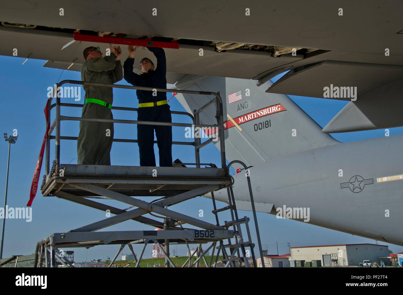 Tech. Sgt. Dave Wilde (sinistra), 446th Manutenzione aeromobili squadrone tecnico idraulico, installare un alettone a bloccaggio superficiale su una C-17 Globemaster III Feb 23, 2016 presso la stazione navale di Rota, Spagna. Questi blocchi devono essere installati per mantenere le superfici di controllo di muoversi durante la manutenzione di alcuni componenti idraulici. (U.S. Air Force foto di riserva da Staff Sgt. Madelyn McCullough) Foto Stock