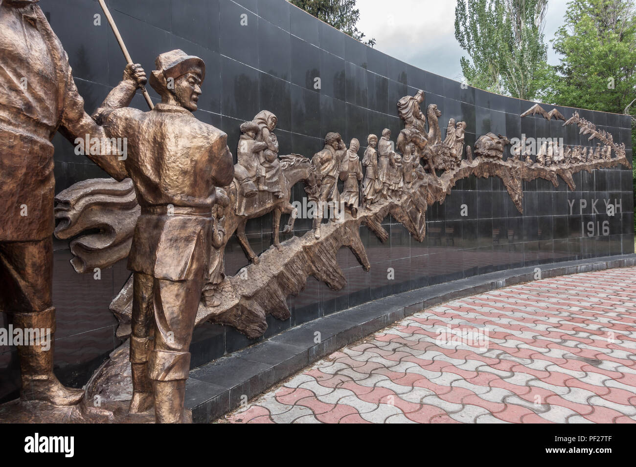 Grande Urkun memorial a coloro che sono morti in fuga occupazione russa, il Parco della Vittoria, Karakol, Kirghizistan. Foto Stock