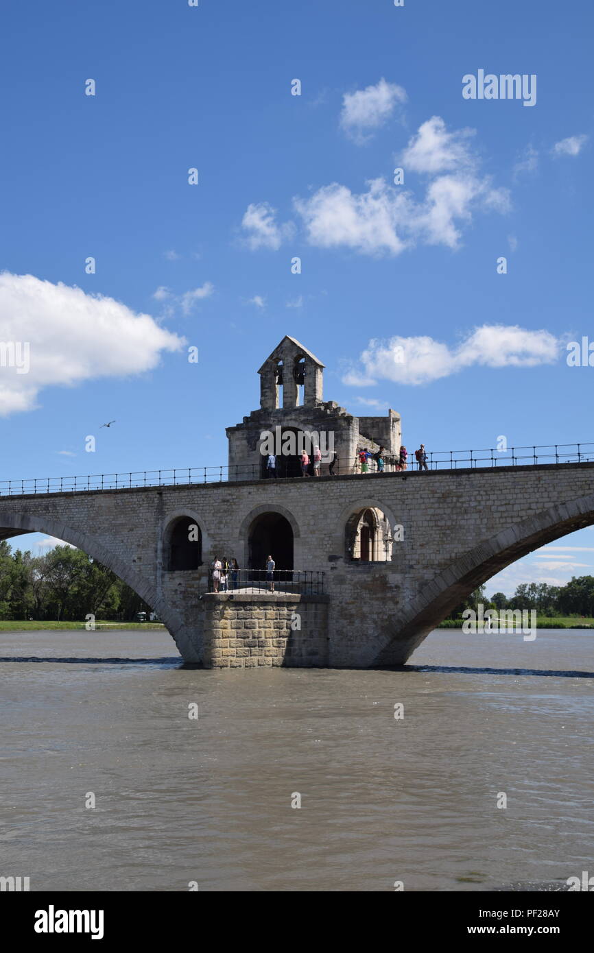 Lo storico ponte di Saint Benezet sul fiume Rodano in Avignone, Provenza, Francia Foto Stock