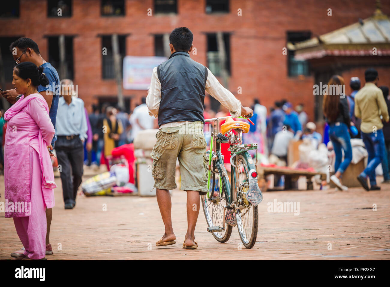 Kathmandu, Nepal - agosto 11,2018: popolo nepalese acquisto e vendita di merci in strada di Kathmandu, Nepal.Nepalese street market,Kathmandu. Foto Stock