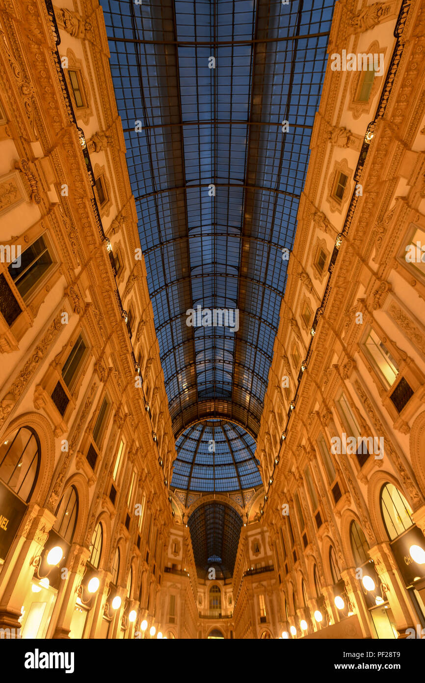 Milano Galleria Vittorio Emanuele II a Milano, Italia. Essa è in Italia il più antico attivo centro commerciale per lo shopping e un importante punto di riferimento di Milano, Italia. Foto Stock