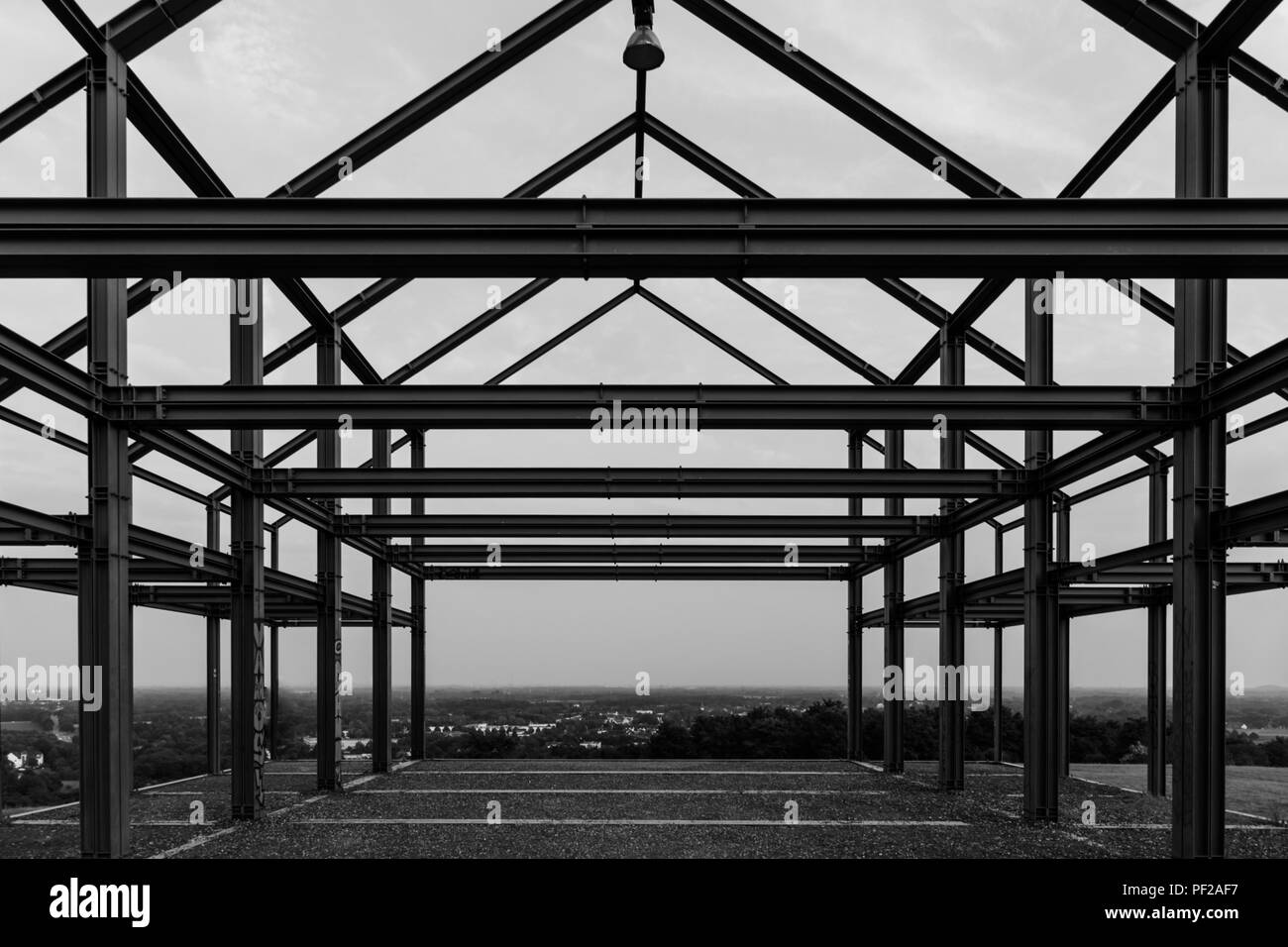 In bianco e nero girato industriale di un telaio in acciaio costruire Foto Stock