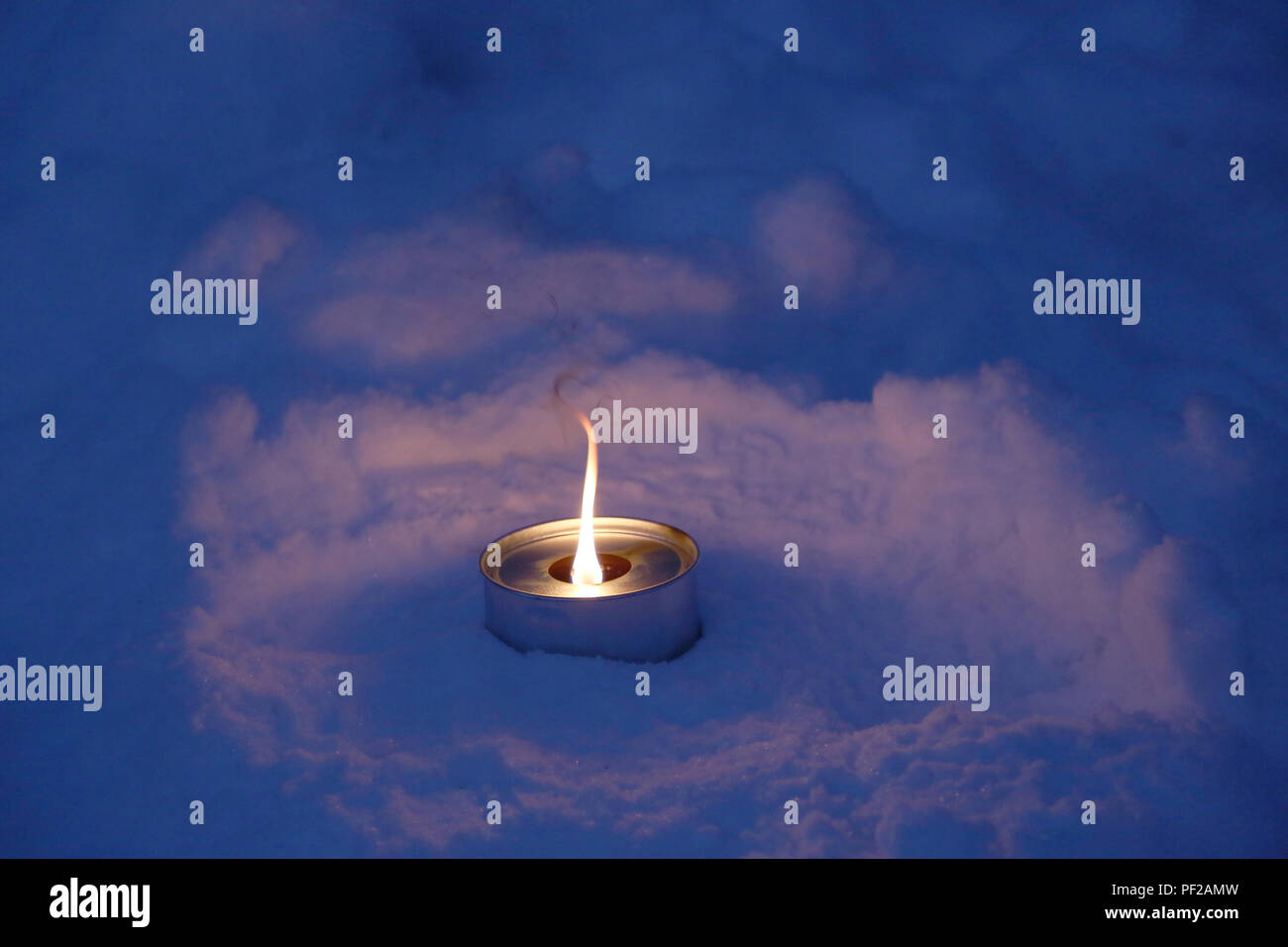 Candela nella neve Foto Stock