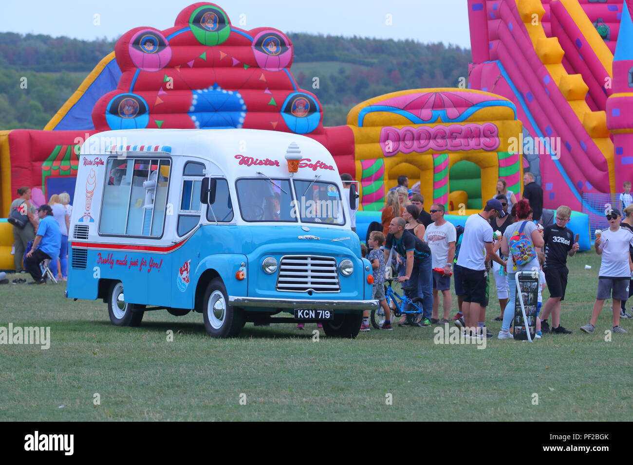 Un vintage ice cream van lavorando presso un Classic Car Show al Temple Newsam a Leeds Foto Stock