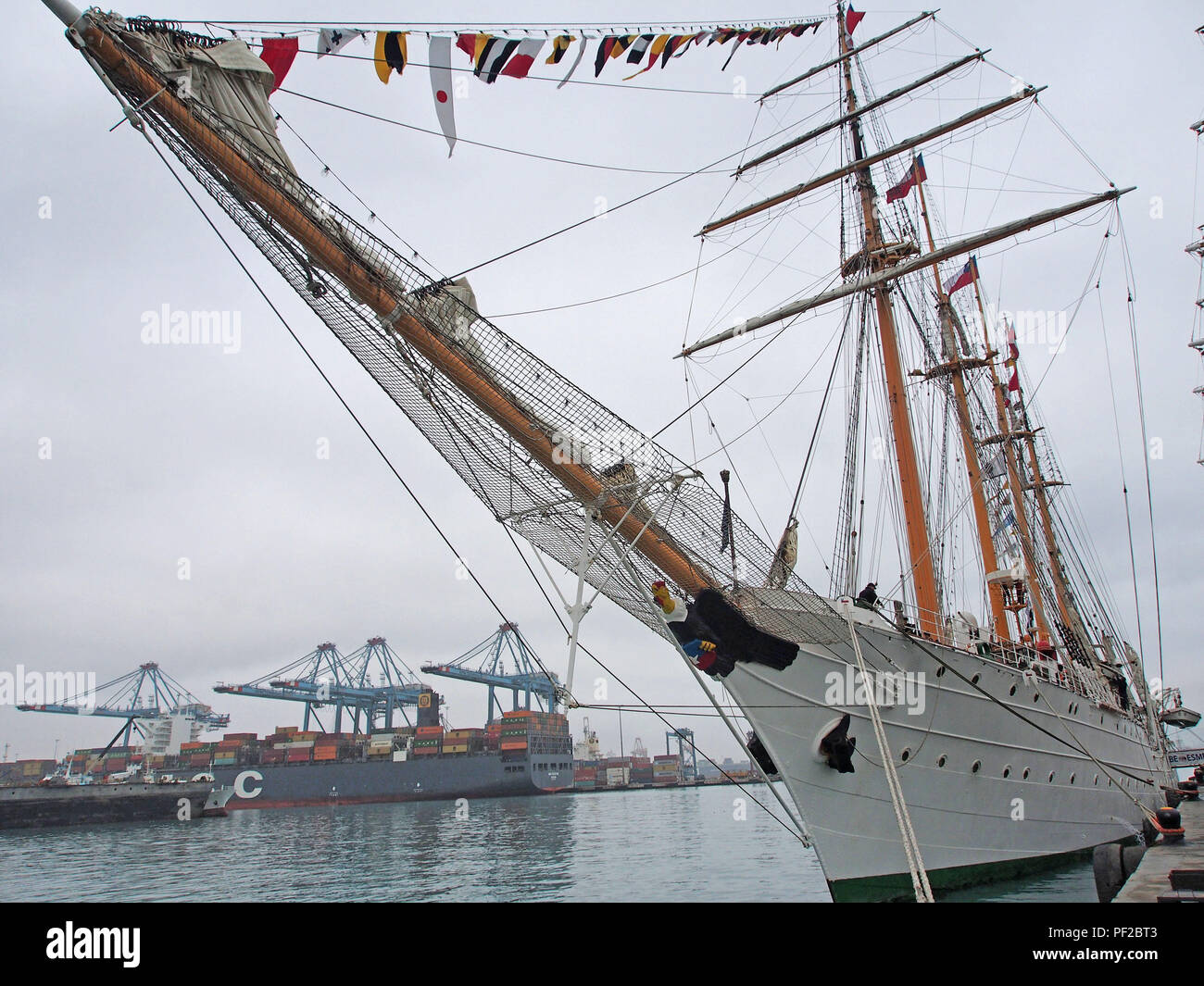 Vista di prua dell'Esmeralda dal Cile ormeggiato al dock durante il "Velas Latinoamerica 2018' evento nautico, che avrà luogo a Lima in Perù. L'evento congregates 8 formazione le navi a vela da paesi latino-americani. Foto Stock