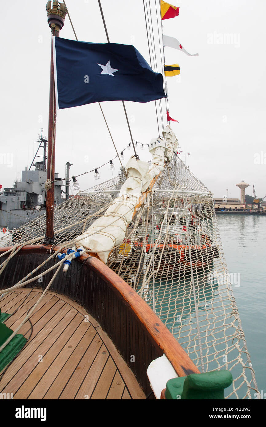 Ponte di prua del Esmeralda dal Cile ormeggiato al dock durante il "Velas Latinoamerica 2018' evento nautico, che avrà luogo a Lima in Perù. L'evento congregates 8 formazione le navi a vela da paesi latino-americani. Foto Stock