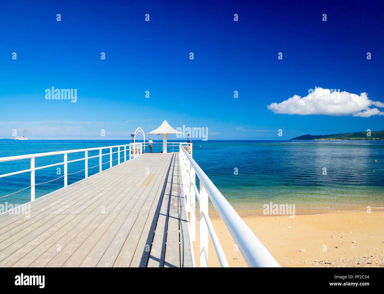 Una vista di Angelo Fusaki Pier e Fusaki spiaggia sulla costa sud-ovest di Isola di Ishigaki Island (Isola di Ishigaki-jima), Prefettura di Okinawa, Isole Yaeyama, Giappone. Foto Stock