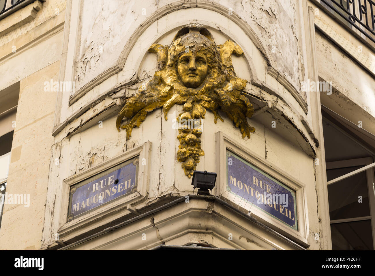 Francia strada segno - decorata facciata dell'edificio all'angolo di rue Montorgueil e Rue Mauconseil nel 1° arrondissment di Parigi, Francia. Foto Stock