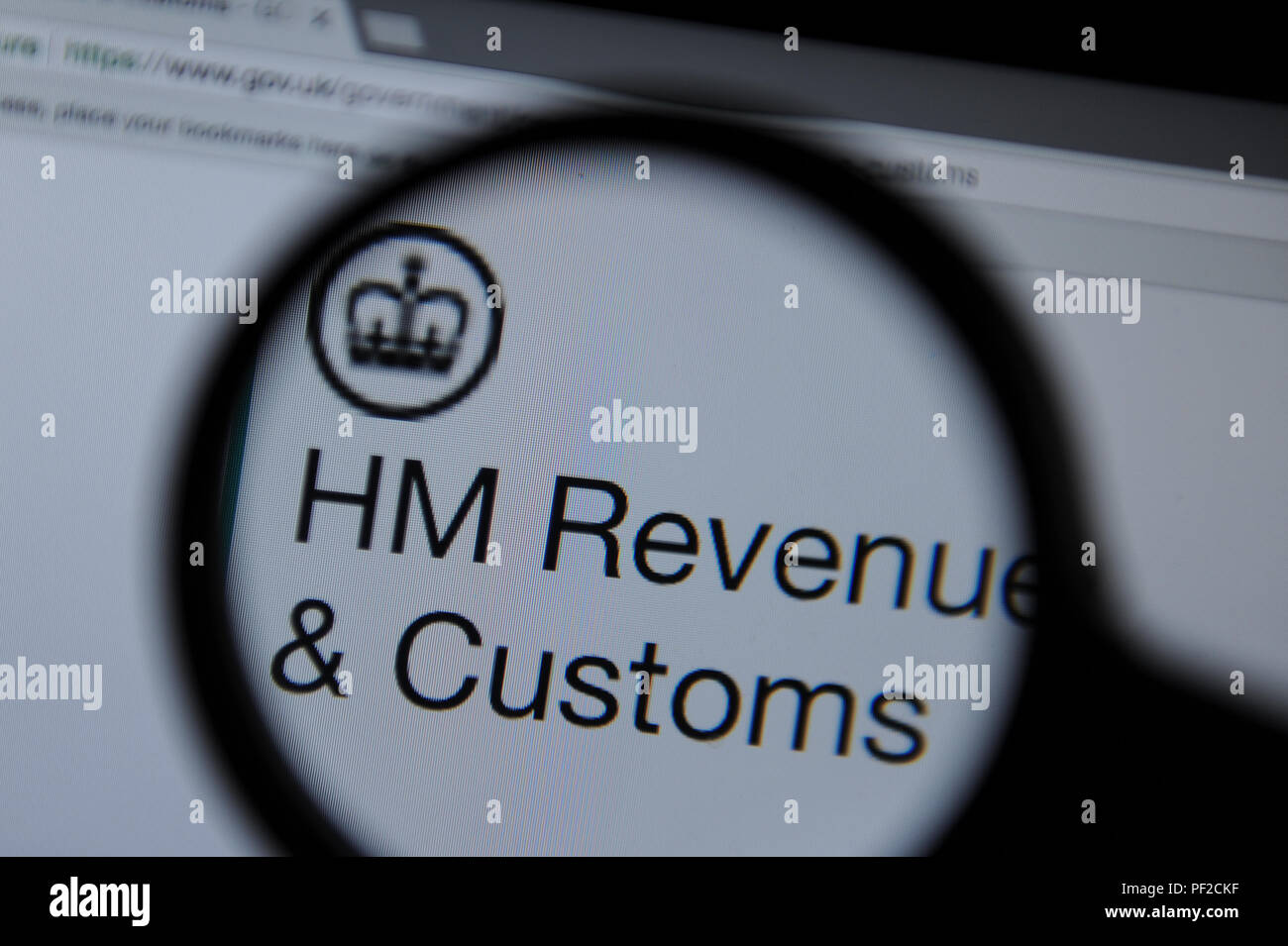Il sito web HMRC visto attraverso una lente di ingrandimento Foto Stock