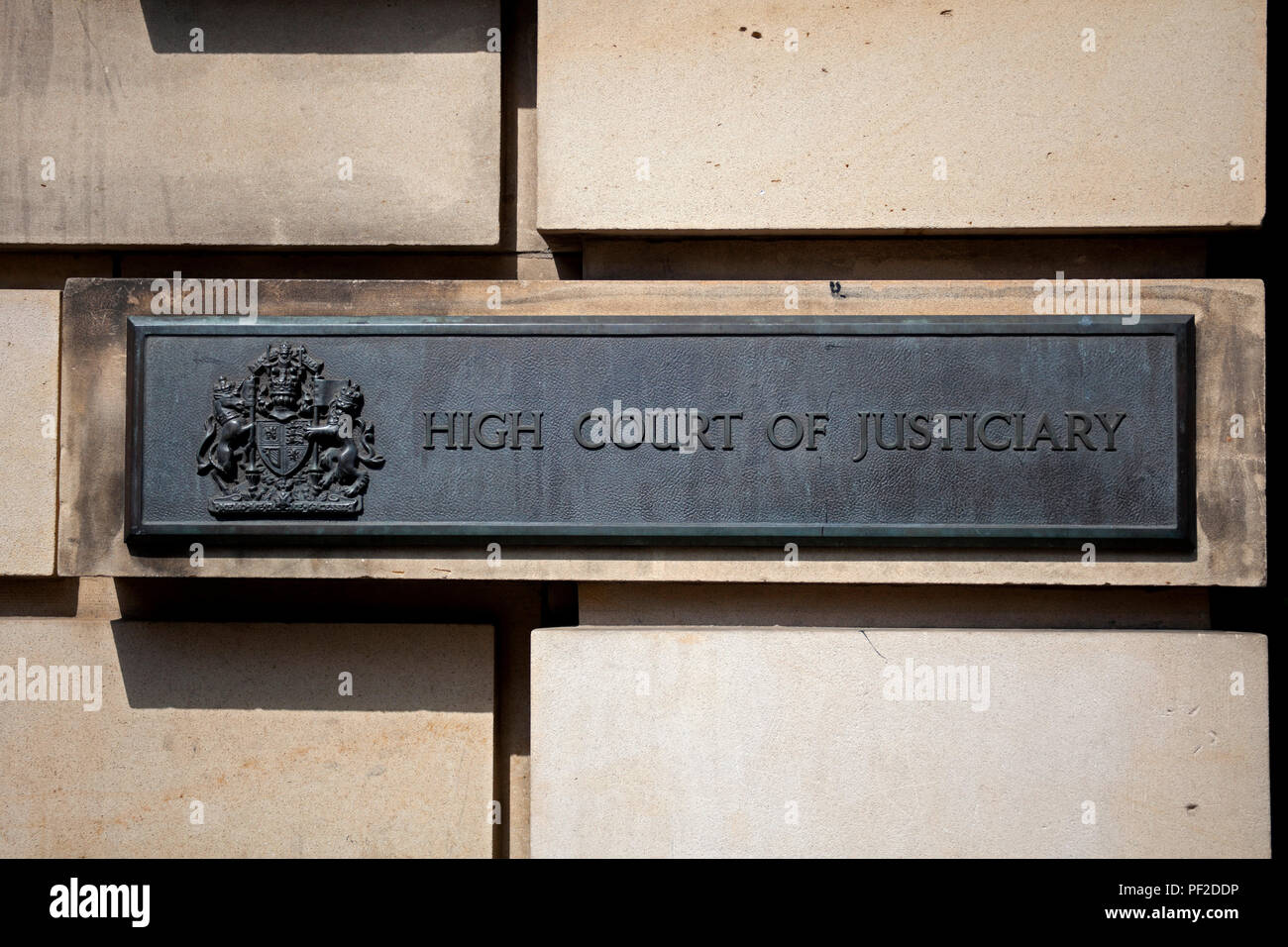 Segno per la High Court Justiciary, Royal Mile High Street, Edimburgo, Scozia, Regno Unito Foto Stock