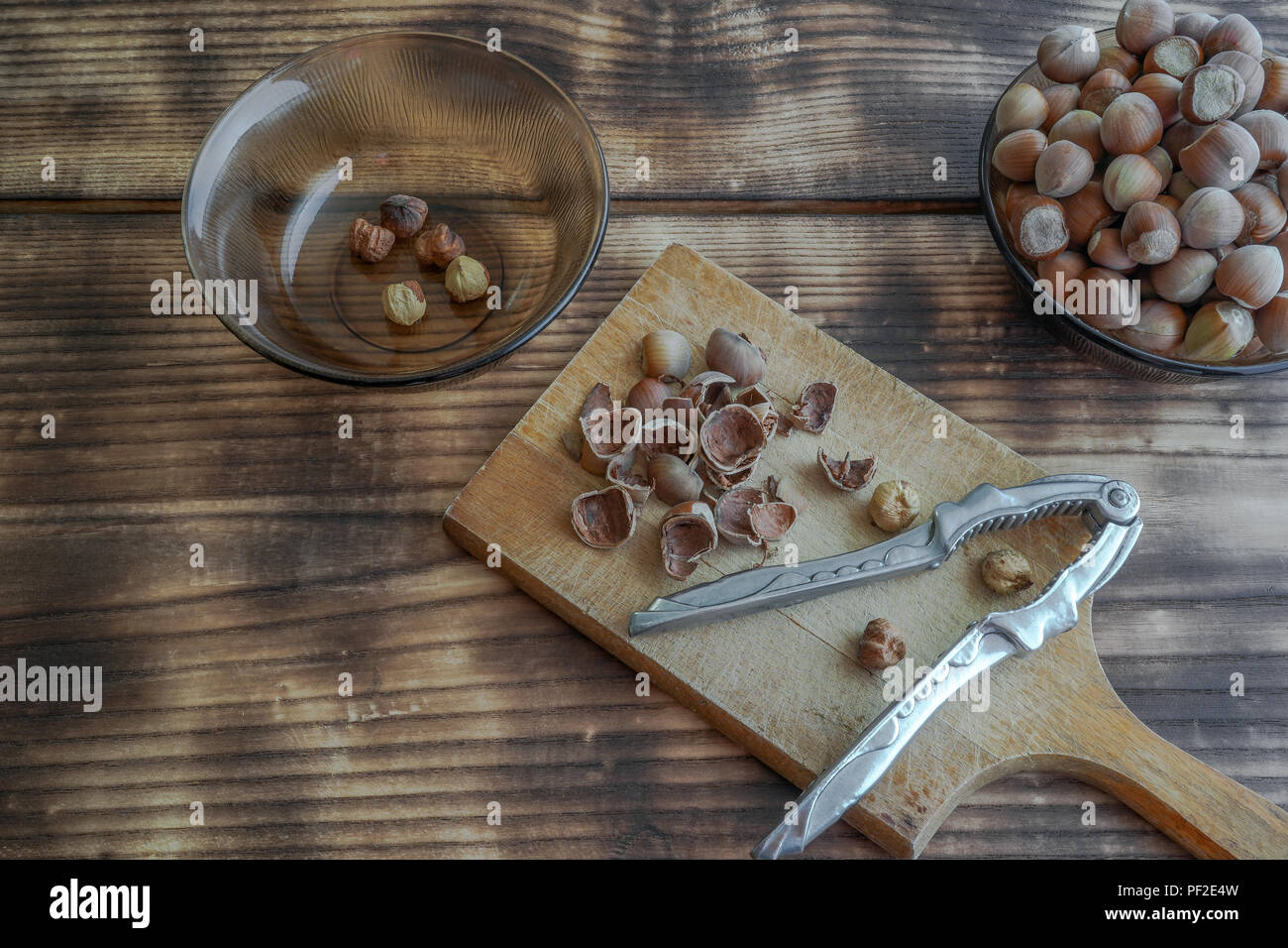 Lo chef in una ciotola su una tabella. Lo chef è ottimo per la preparazione di vari ossequi e può essere mangiato e impreparati Foto Stock