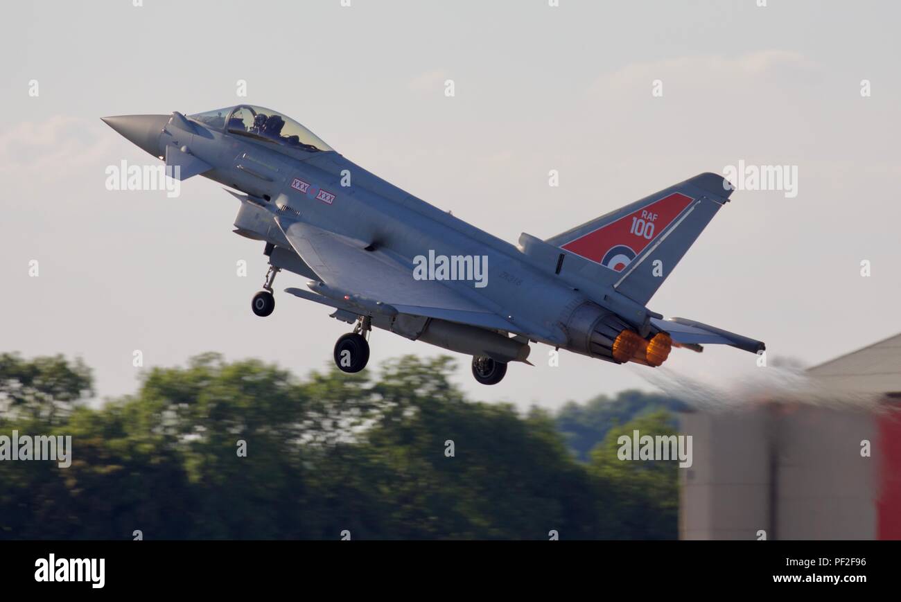 RAF Eurofighter Typhoon FGR4 con la RAF100 Logo sulla coda per celebrare il centenario della Royal Air Force al RIAT 2018 Foto Stock