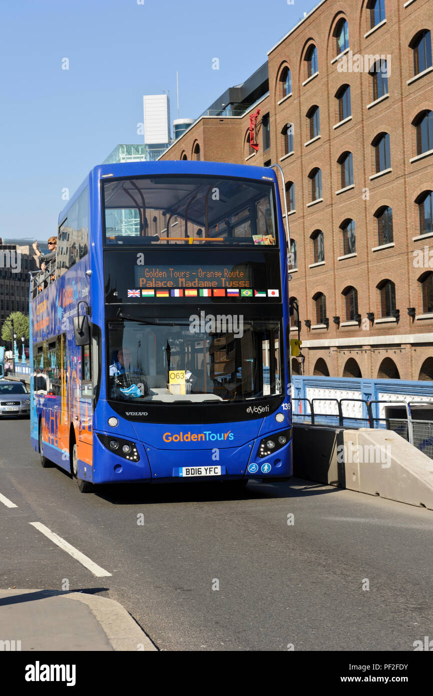 Un double decker bus blu in Londra, Regno Unito Foto Stock