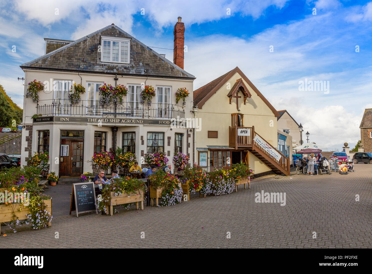 Colorate decorazioni floreali sulla vecchia nave arenarsi pub a Minehead porto sul canale di Bristol, Somerset, Inghilterra, Regno Unito Foto Stock