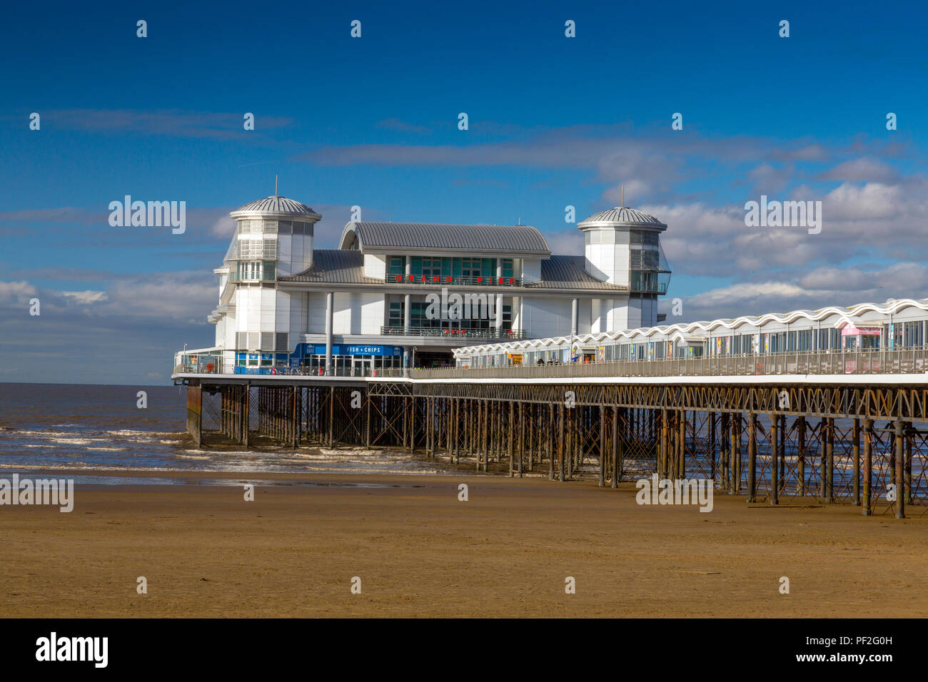 Una spiaggia deserta e Grand Pier a bassa marea in inverno a Weston-super-Mare, North Somerset, Inghilterra, Regno Unito Foto Stock