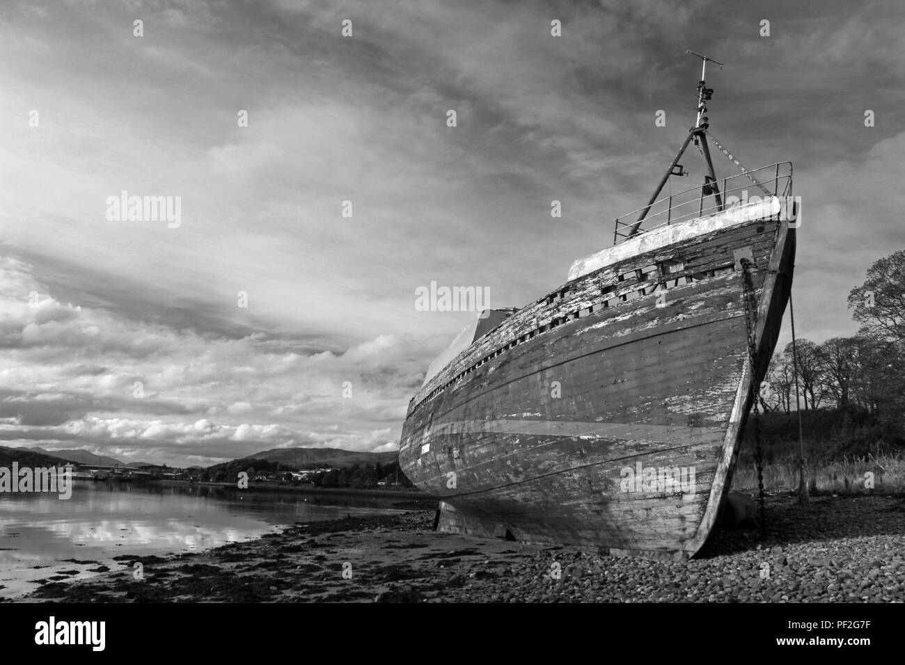 In disuso la barca da pesca sulla spiaggia a Corpach Fort William Foto Stock