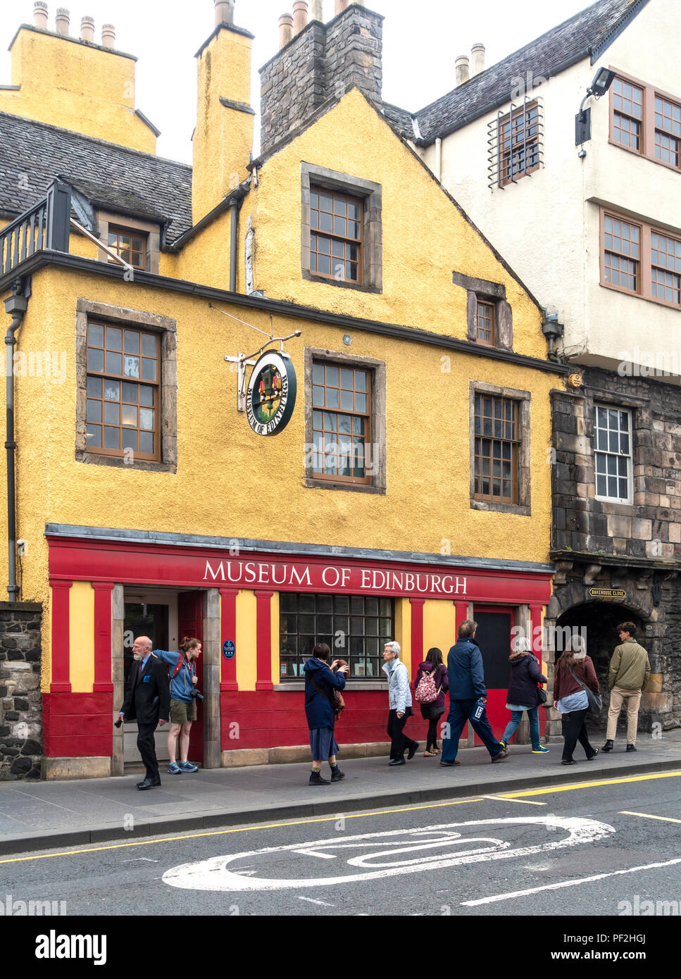 La gente che camminava nel Royal Mile di Edimburgo, al di fuori del museo di Edimburgo. La Scozia, Regno Unito Foto Stock