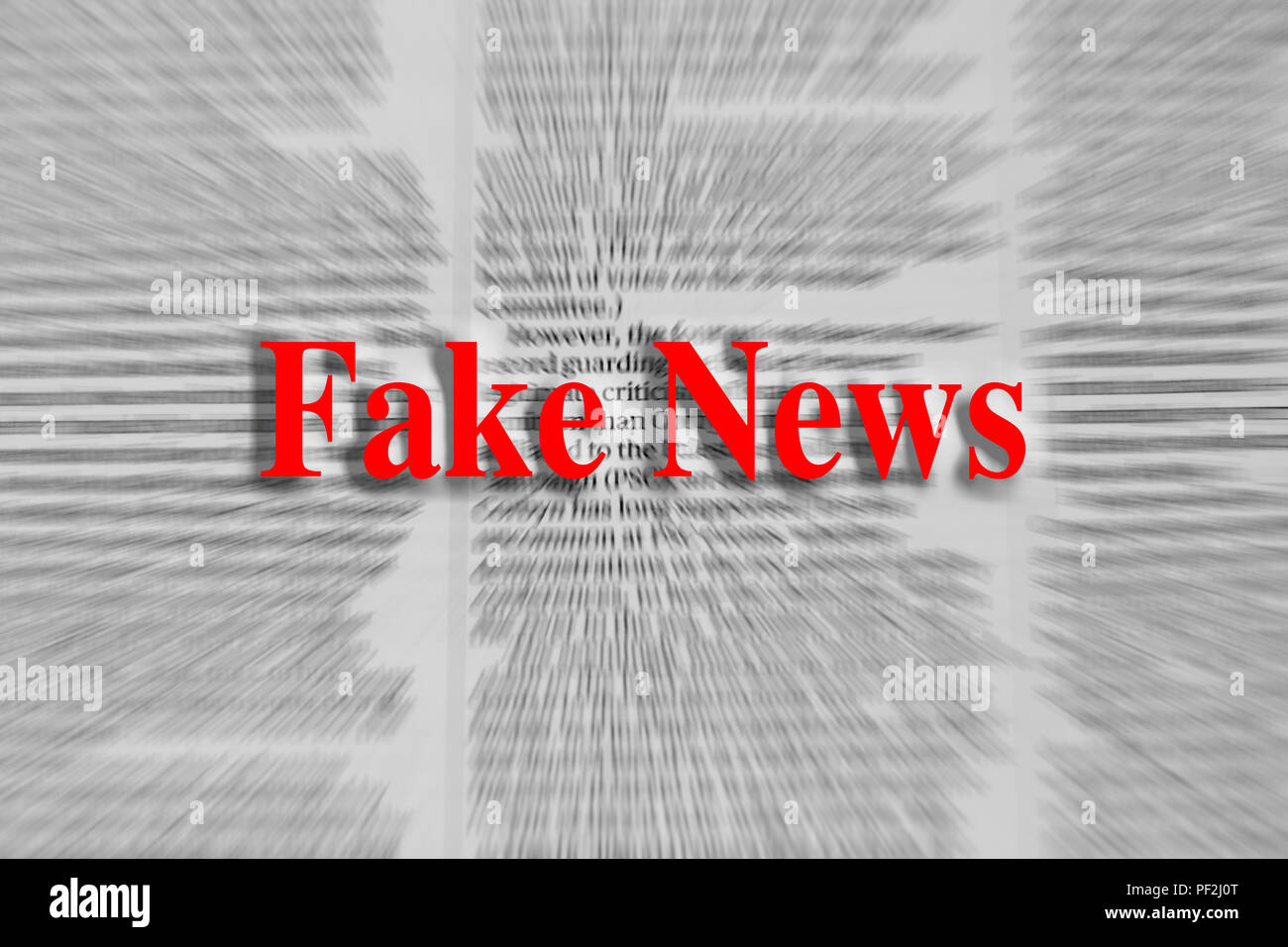 Fake news scritto in rosso con un articolo di giornale sfocati in background Foto Stock