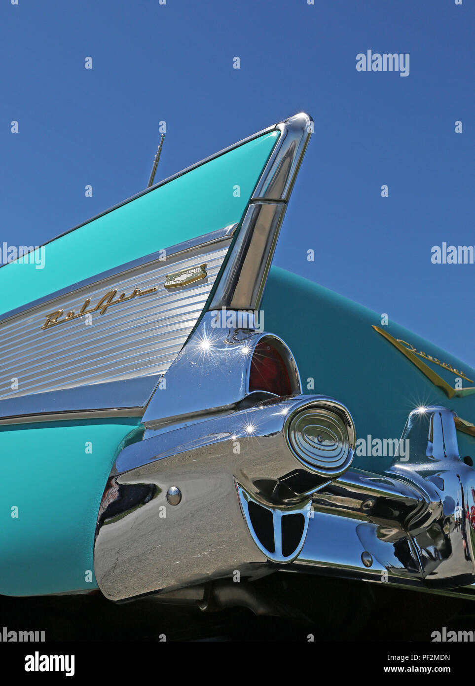 CONCORD, NC - Aprile 8, 2017: UN 1957 Chevy Bel Air automobile sul display in Pennzoil AutoFair classic car show tenutosi a Charlotte Motor Speedway. Foto Stock