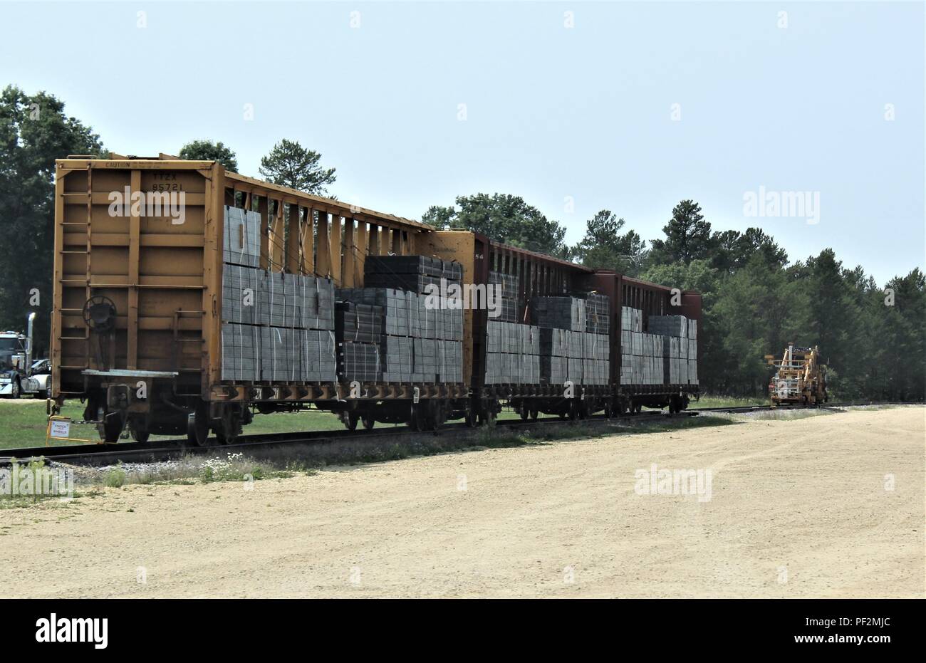 Un veicolo ferroviario caricato con traversine ferroviarie è mostrato il  Agosto 14, 2018 presso il cantiere ferroviario a Fort McCoy, Wis. Fort  McCoy infrastruttura ferroviaria ha visto miglioramenti negli ultimi anni e