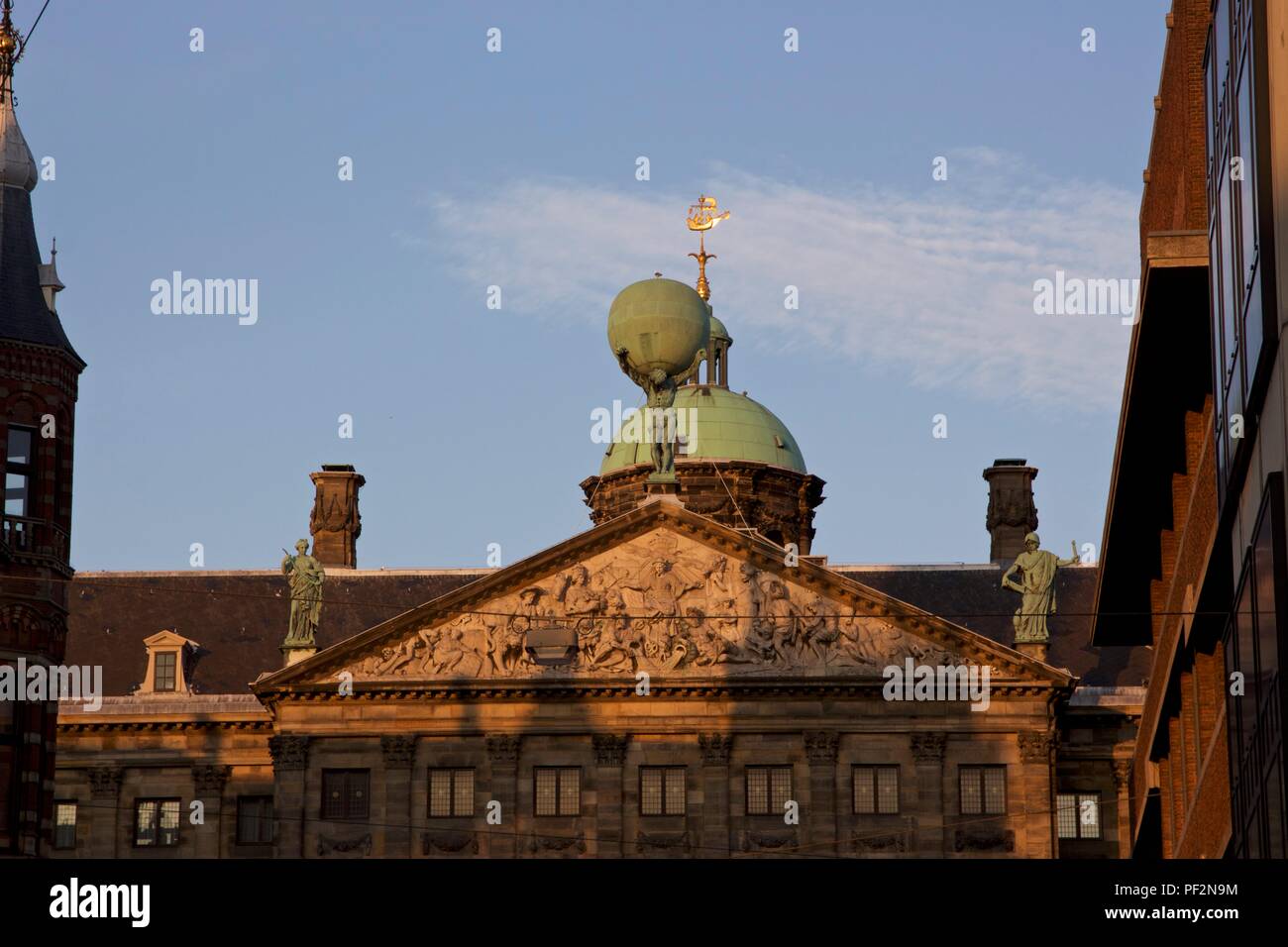 Statua di Atlante che regge il globo o il mondo sulle sue spalle, nella luce del tramonto, sulla sommità del Palazzo Reale di Amsterdam in Piazza Dam Foto Stock