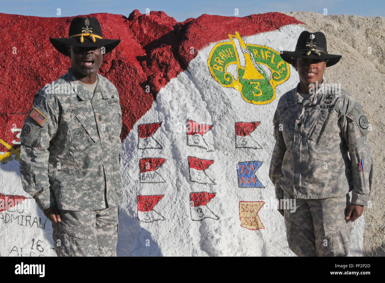Lt. Col. Lynn Ray (a destra), il primo comandante di reggimento squadrone tecnico "Pioneer", 3° reggimento di cavalleria, pone con il comando Sgt. Il Mag. Rodney Holloway, senior advisor arruolato, alla roccia dipinta a Fort Irwin, California, dopo il 3° CR nazionale del Centro di formazione la rotazione di quest'anno. (Foto di Staff Sgt. Tomora Clark, 3° Cav. Regt. Affari pubblici NCOIC) Foto Stock Lt. Col. Lynn Ray (a destra), il primo comandante di reggimento squadrone tecnico "Pioneer", 3° reggimento di cavalleria, pone con il comando Sgt. Il Mag. Rodney Holloway, senior advisor arruolato, alla roccia dipinta a Fort Irwin, California, dopo il 3° CR nazionale del Centro di formazione la rotazione di quest'anno. (Foto di Staff Sgt. Tomora Clark, 3° Cav. Regt. Affari pubblici NCOIC) Foto Stock