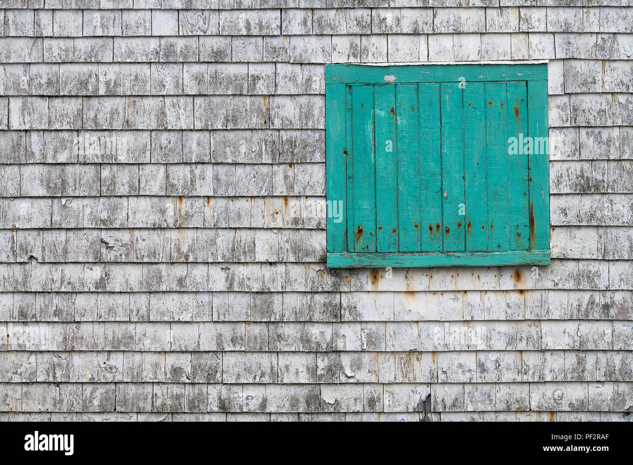Il turchese della finestra sul incastrata in legno bianco muro a Peggy's Cove, Nova Scotia sulla luglio 17, 2018 Foto Stock