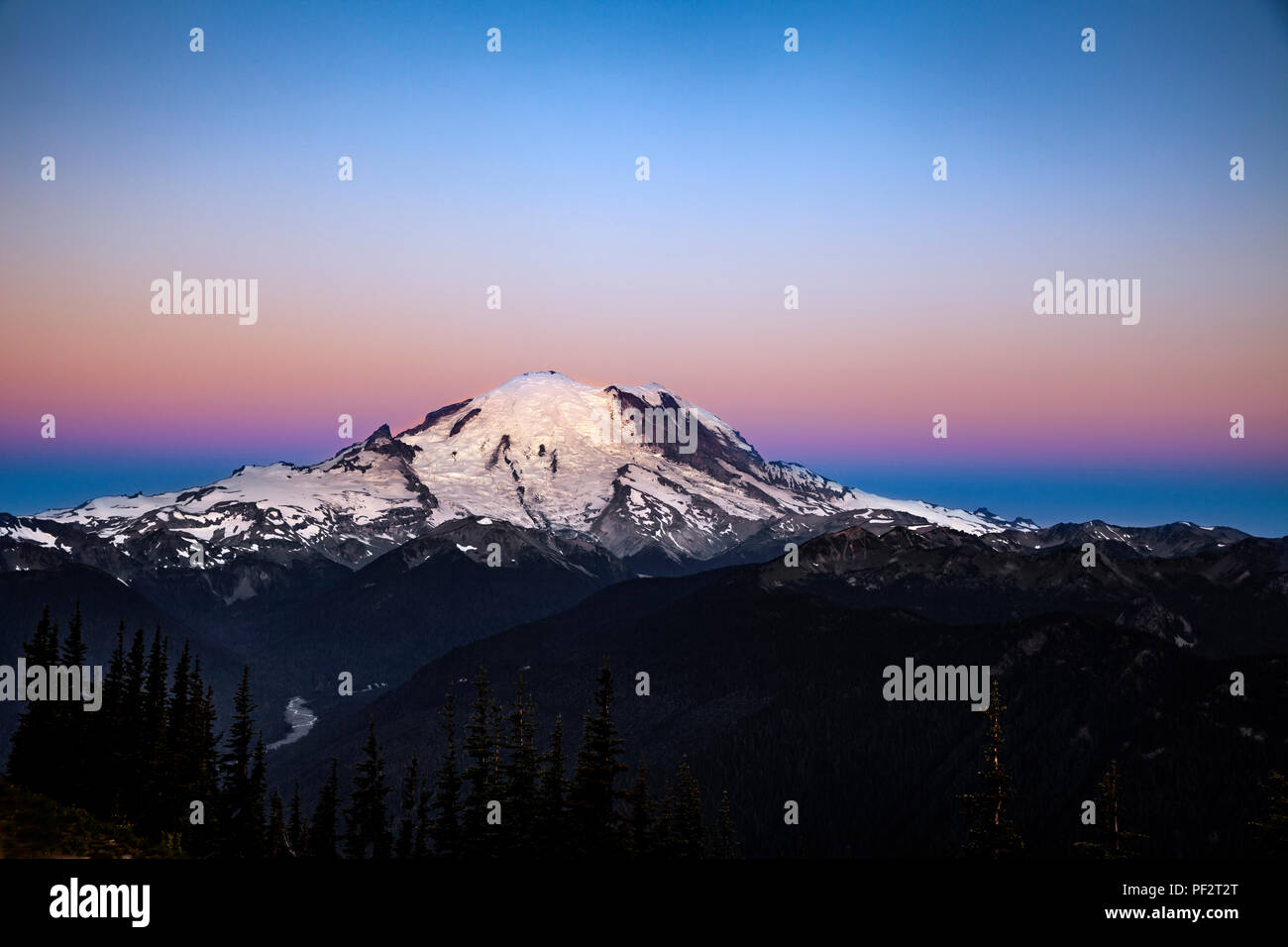 WA14732-00...WASHINGTON - Vista del Monte Rainier dalla cima del Monte Cristallo, Crystal Mountain Ski Area. Foto Stock